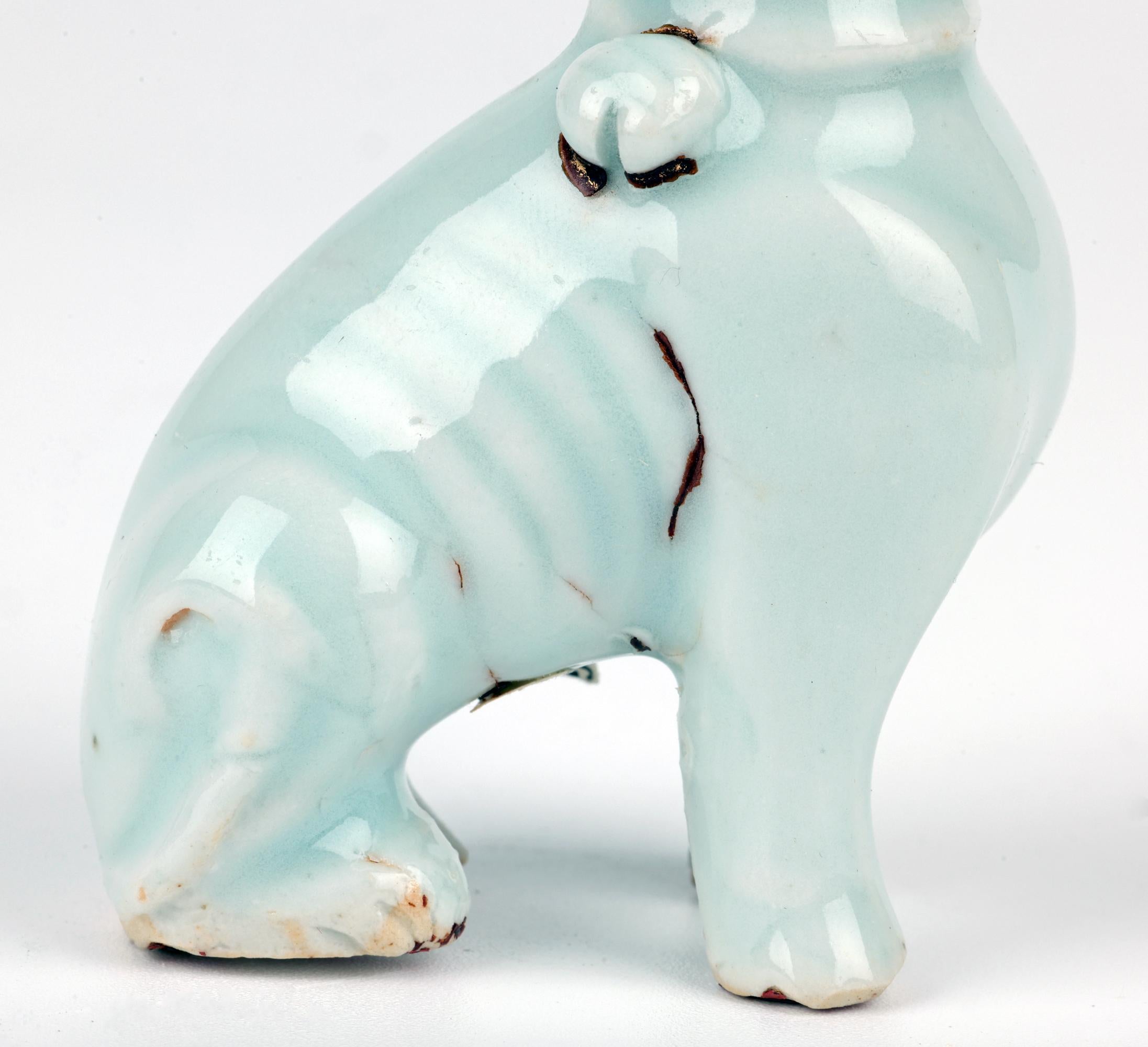 Ravissante et rare figurine de chien en porcelaine d'exportation chinoise datant du règne de Yongzheng, de 1723 à 1735. Le petit chien finement réalisé est représenté assis, la tête tournée et regardant derrière lui, la gueule ouverte. Le chien