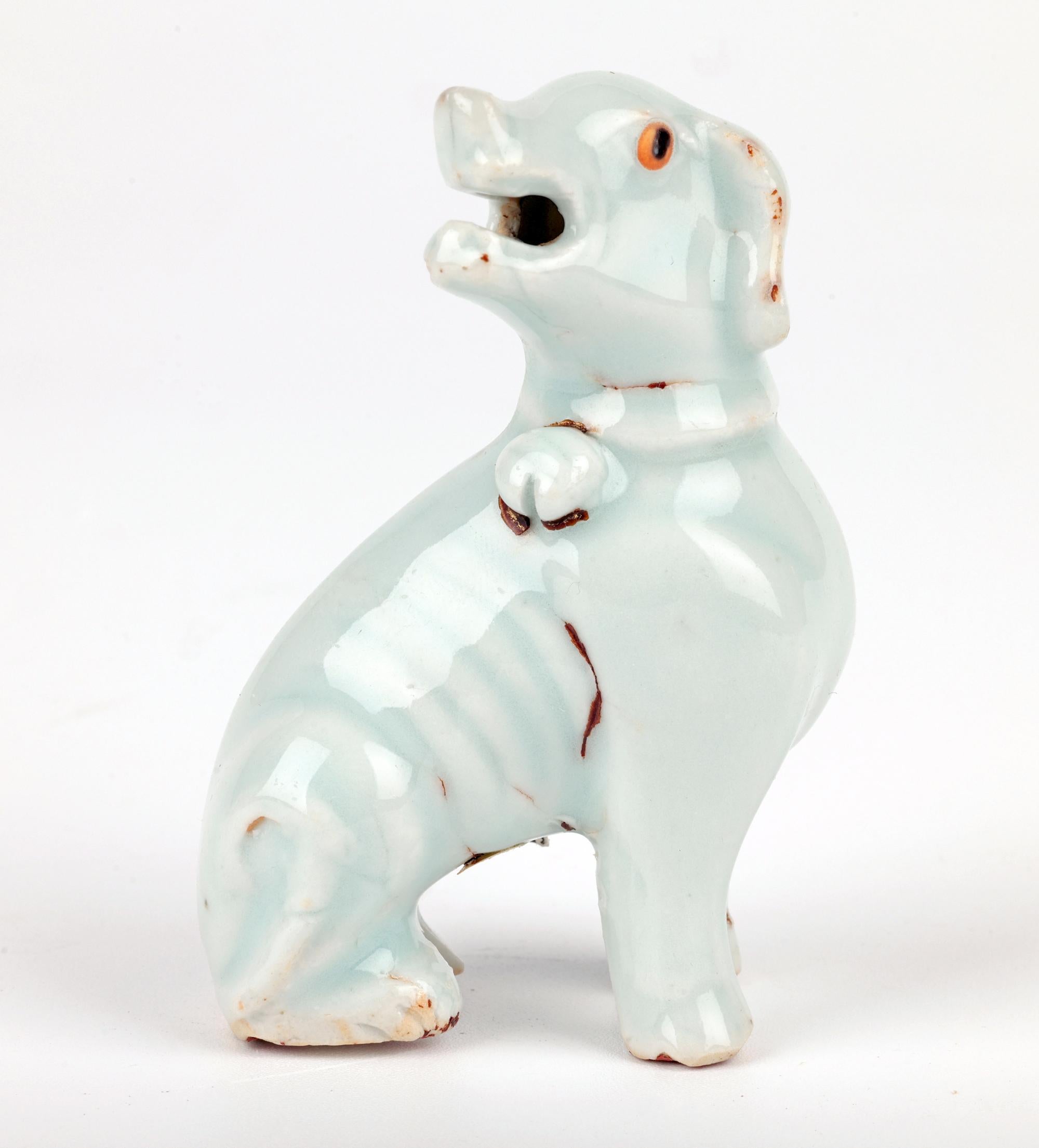 Chinois Figure d'un chien en porcelaine céladon émaillée chinoise Yongzheng en vente
