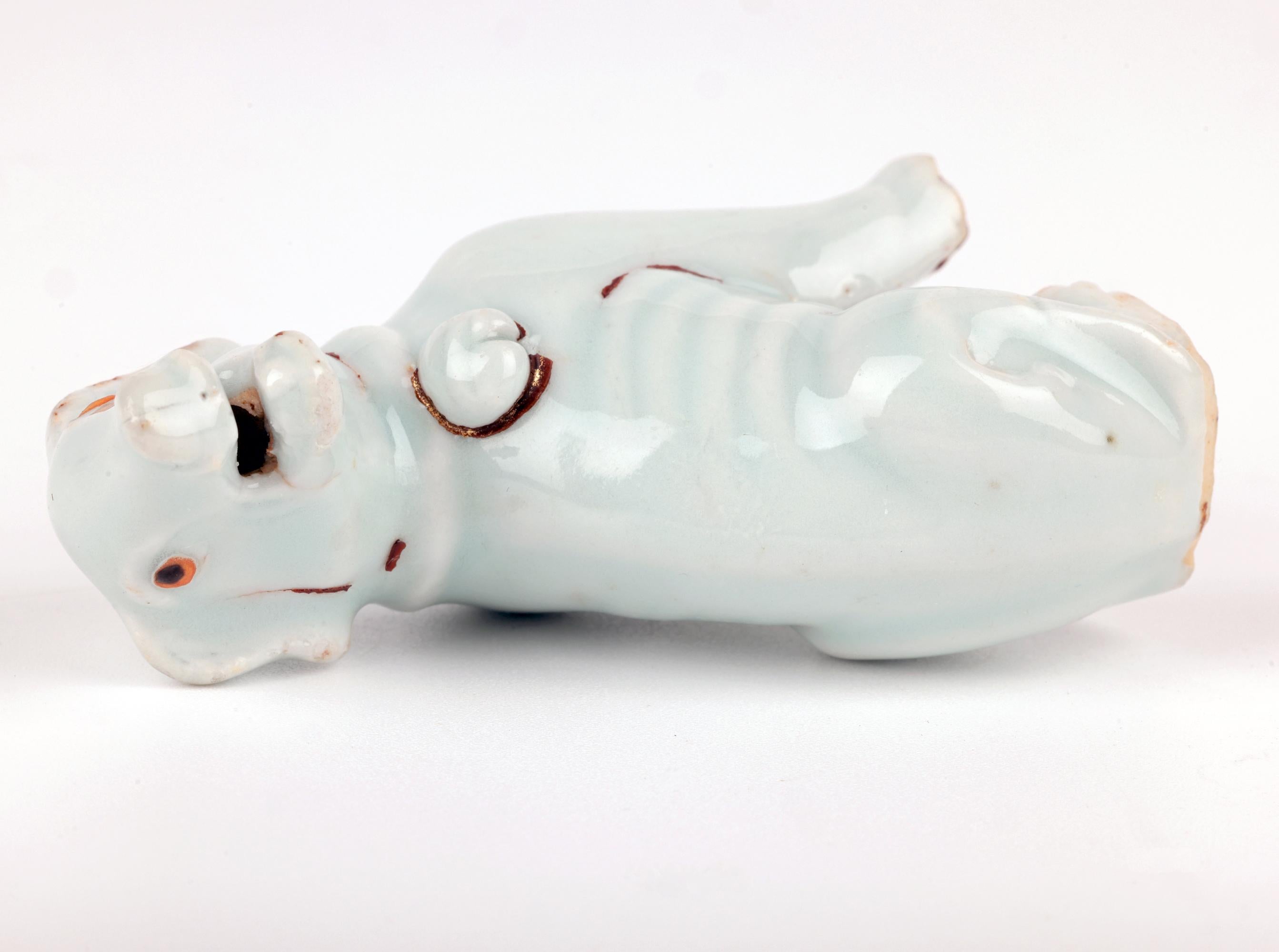 Vernissé Figure d'un chien en porcelaine céladon émaillée chinoise Yongzheng en vente