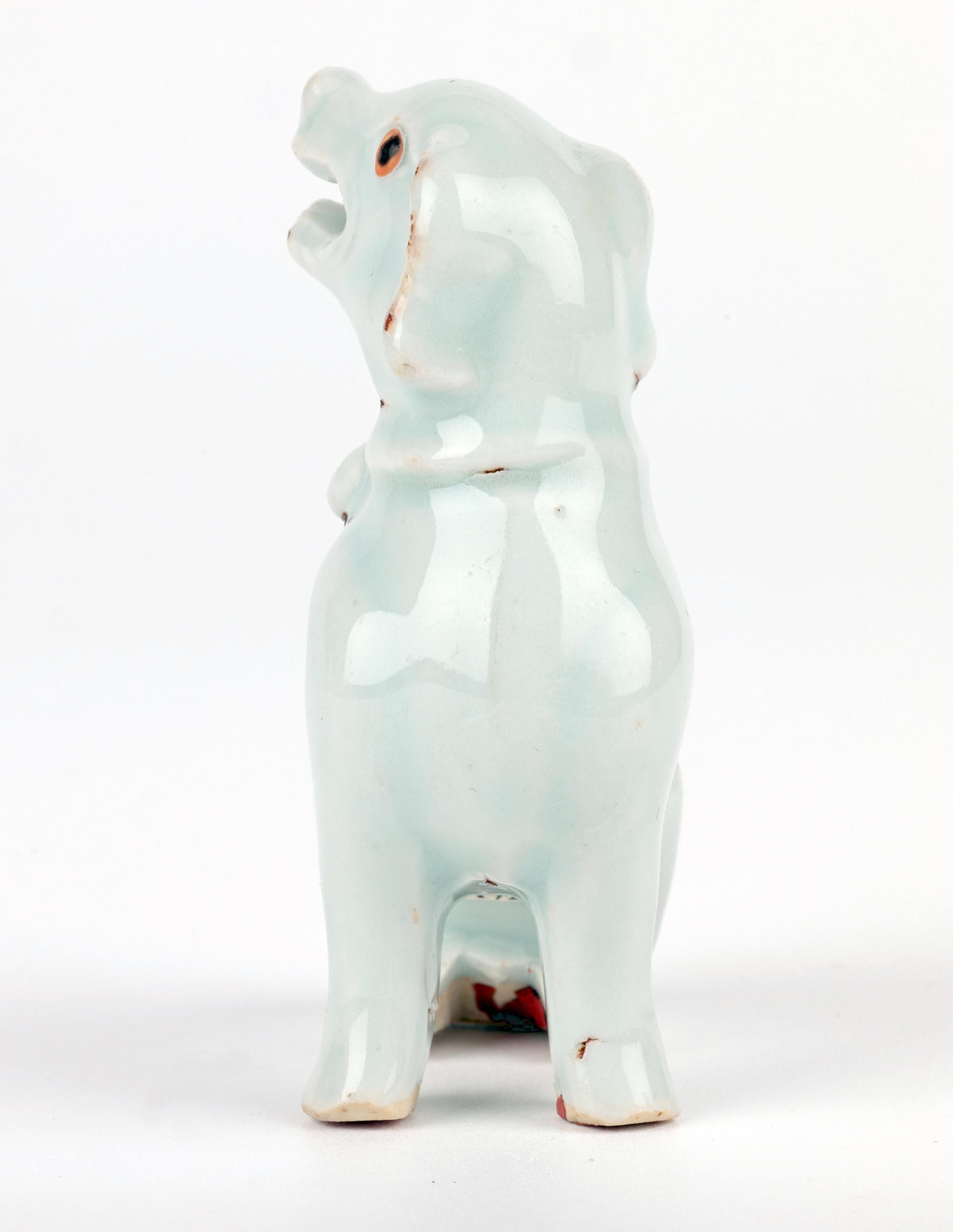 Début du XVIIIe siècle Figure d'un chien en porcelaine céladon émaillée chinoise Yongzheng en vente
