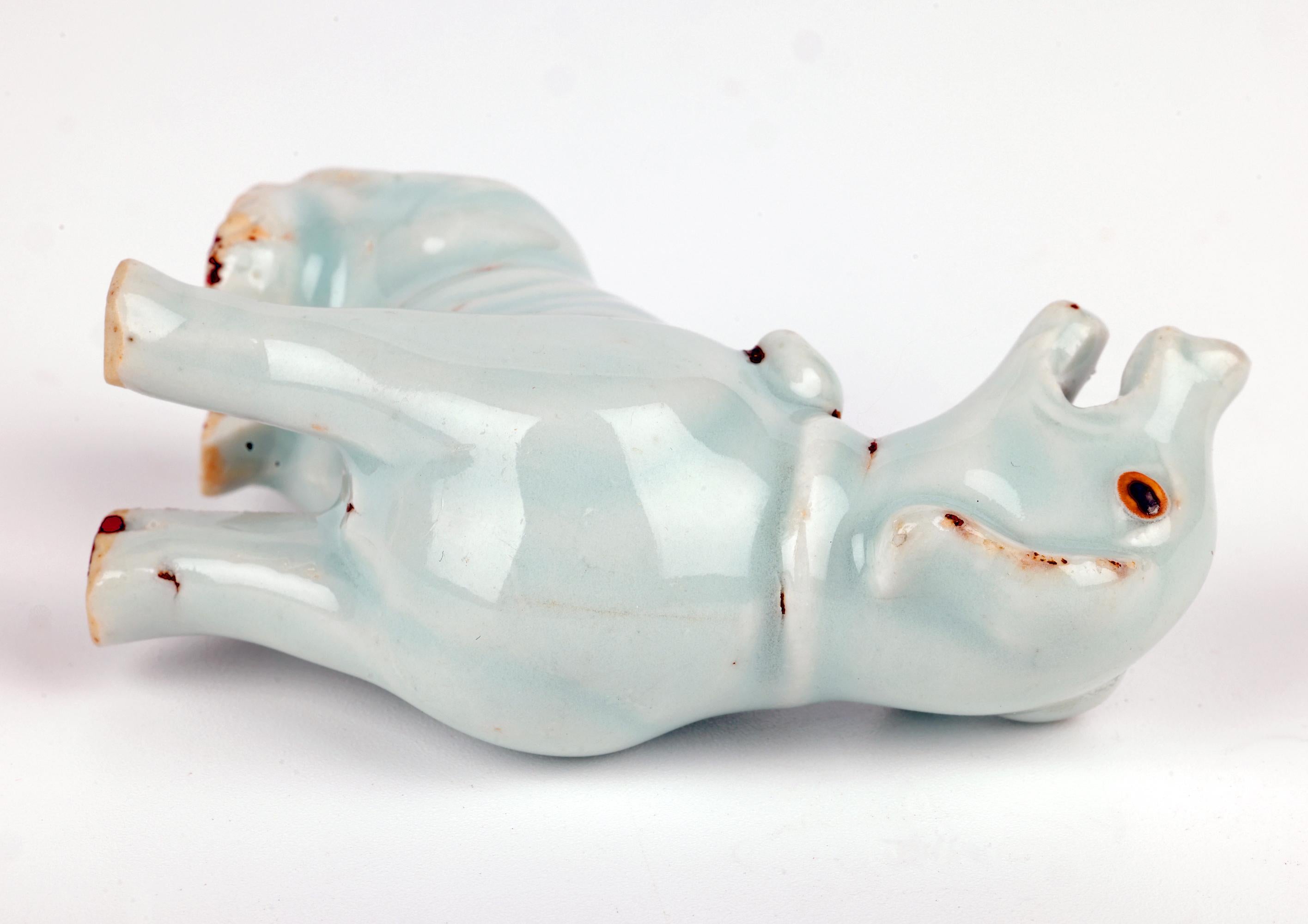 Porcelaine Figure d'un chien en porcelaine céladon émaillée chinoise Yongzheng en vente