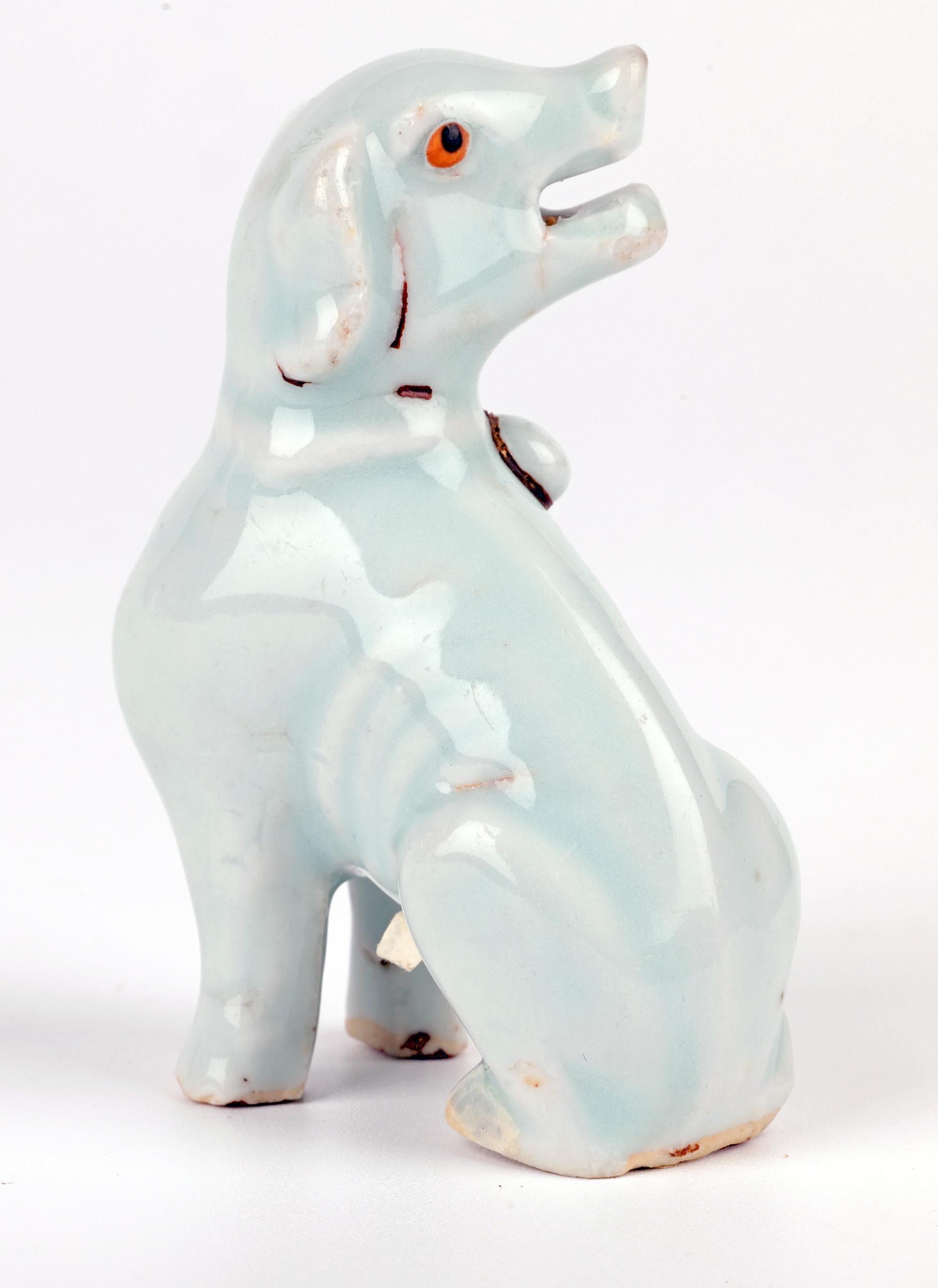 Figure d'un chien en porcelaine céladon émaillée chinoise Yongzheng en vente 1