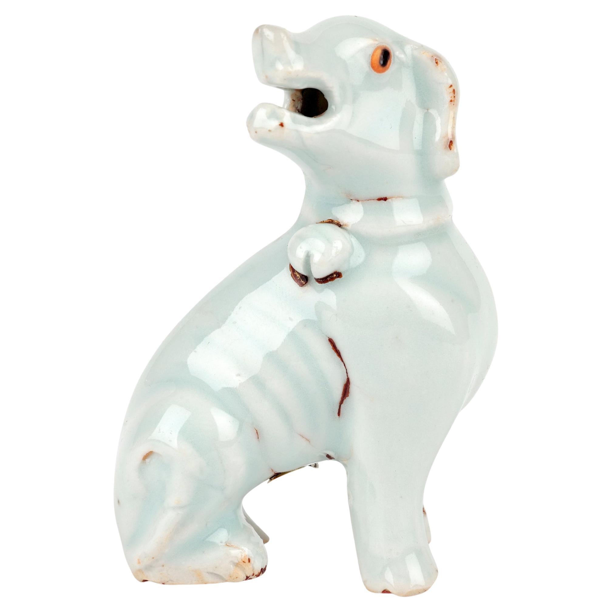 Figure d'un chien en porcelaine céladon émaillée chinoise Yongzheng en vente