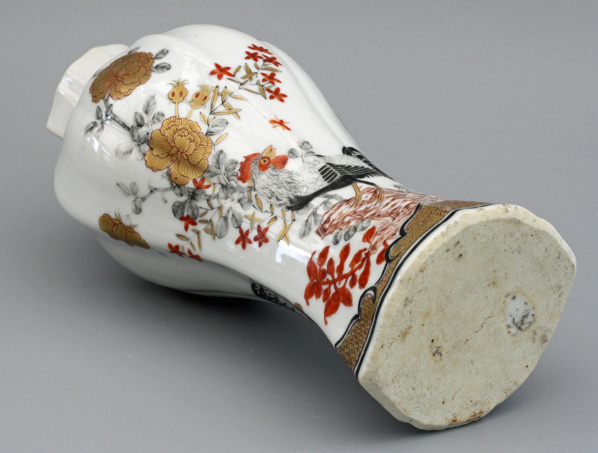 Exceptionnellement beau et rare vase chinois de la période Yongzheng, de forme quadrilobée, décoré d'une paire de coqs perchés sur des rochers, entourés d'une paire de grands papillons, d'insectes et de gerbes de fleurs en émaux rouge de fer, gris,