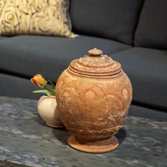 Chinesischer Opferkrug aus der Yuan-Dynastie mit polychromen Lotusblüten, um 1300