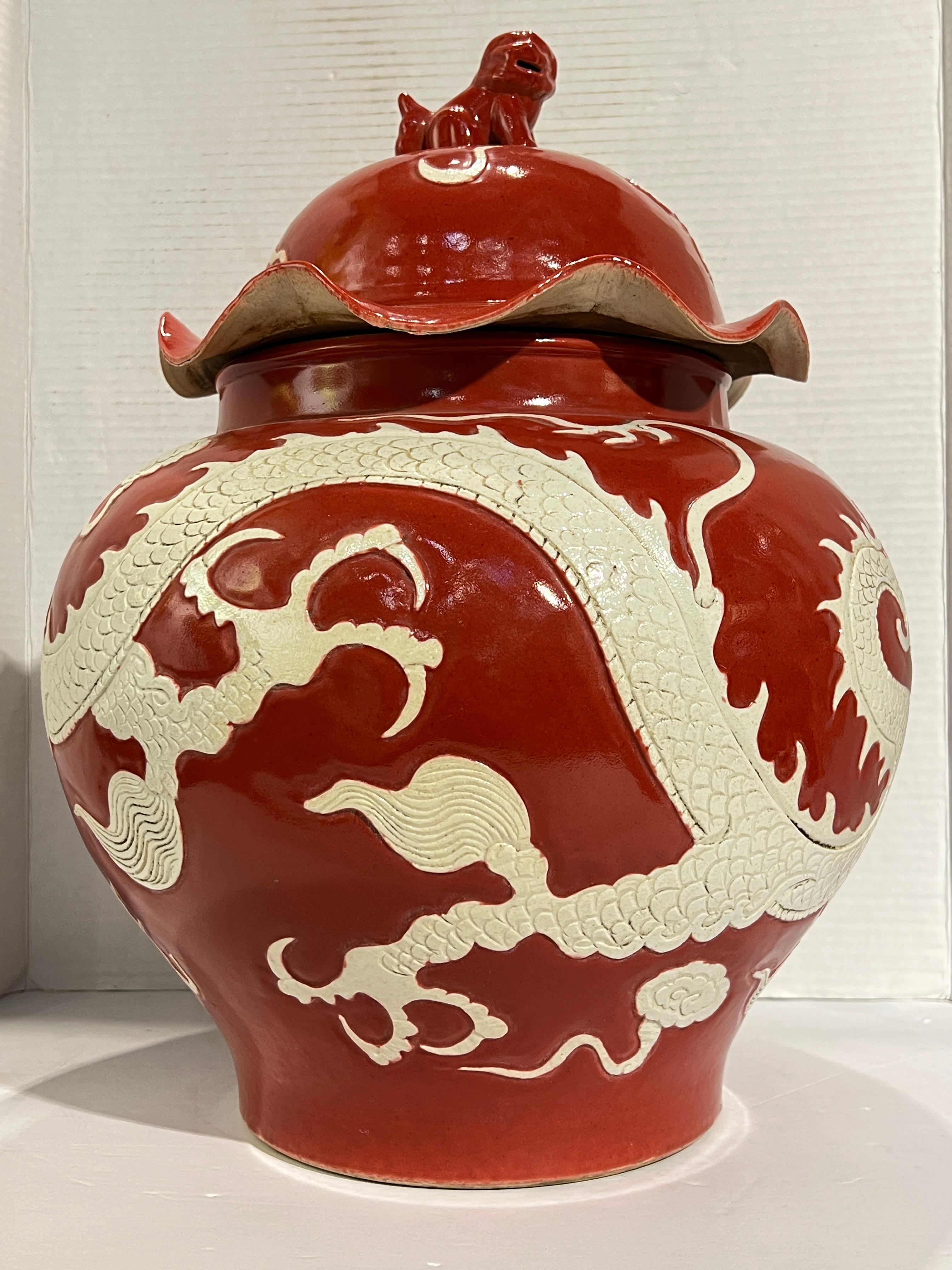 Jarra / Olla Roja Esmaltada Estilo Dinastía Yuan China en Bueno estado para la venta en New York, NY