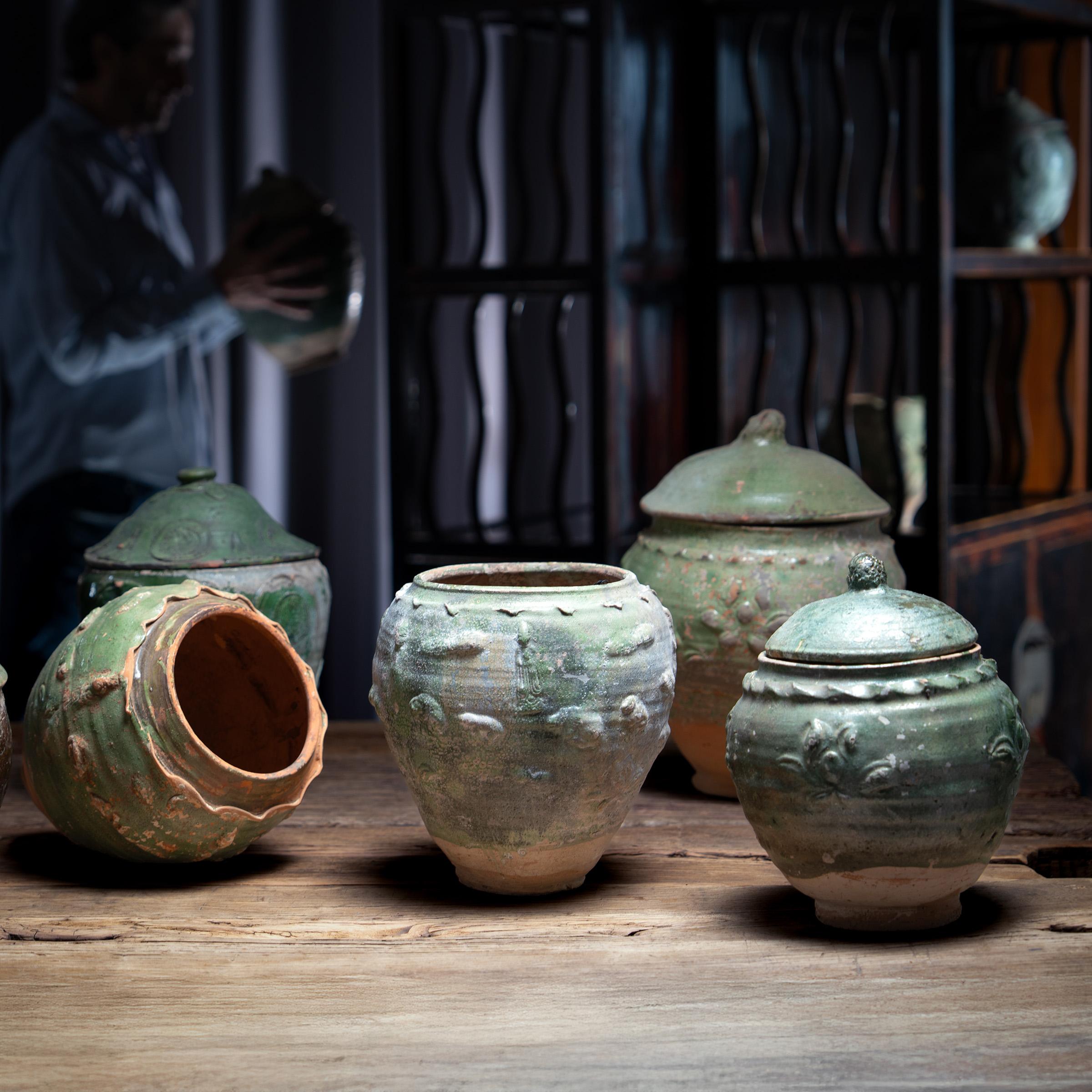 Jarre à lotus chinoise à glaçure verte Yuan, c. 1350 en vente 2