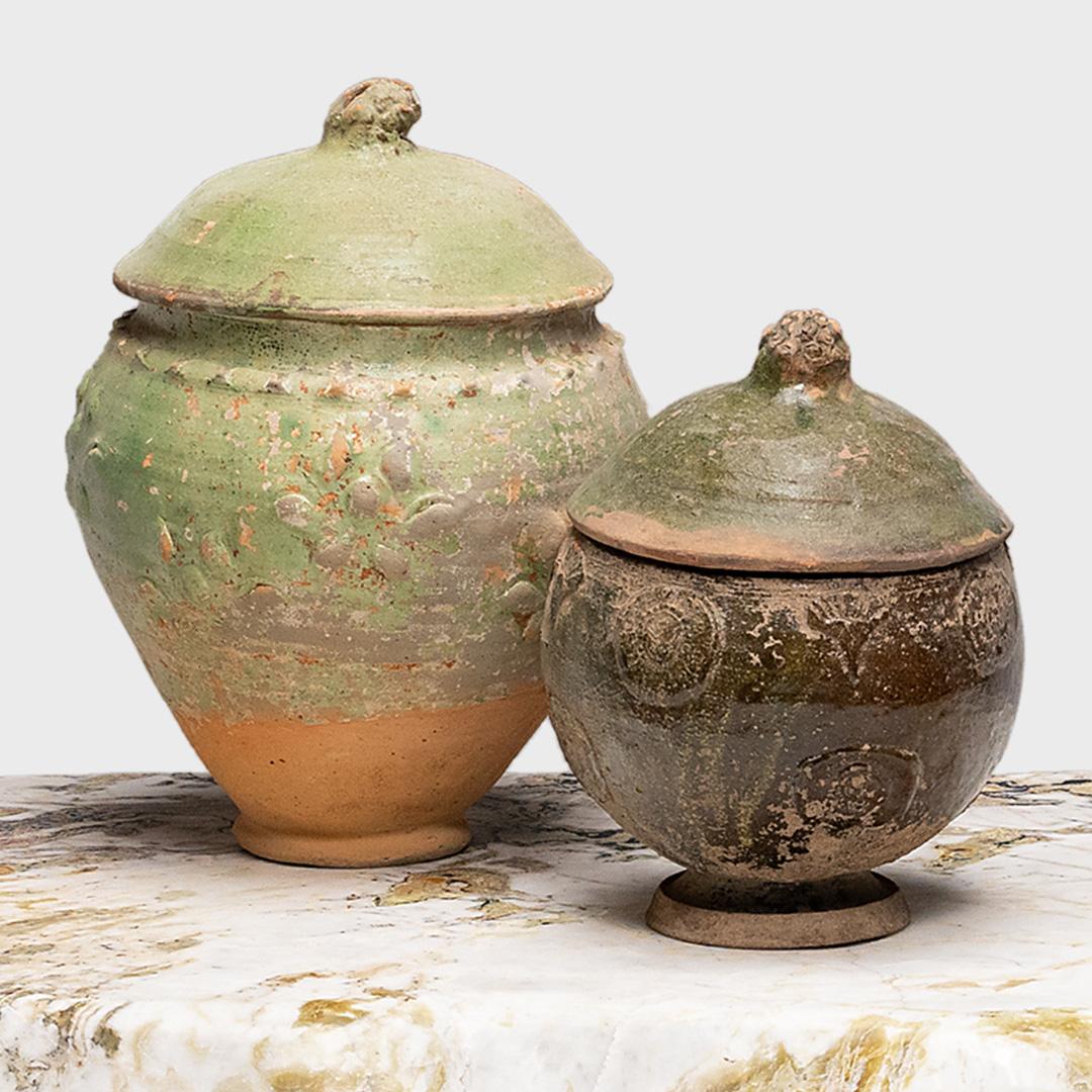 Belle dans son imperfection, cette jarre à couvercle émaillé vert de la province du Yunnan est un récipient à offrandes, ou jarre à esprits, qui contenait à l'origine des offrandes rituelles telles que des pièces de monnaie, des coquillages, des