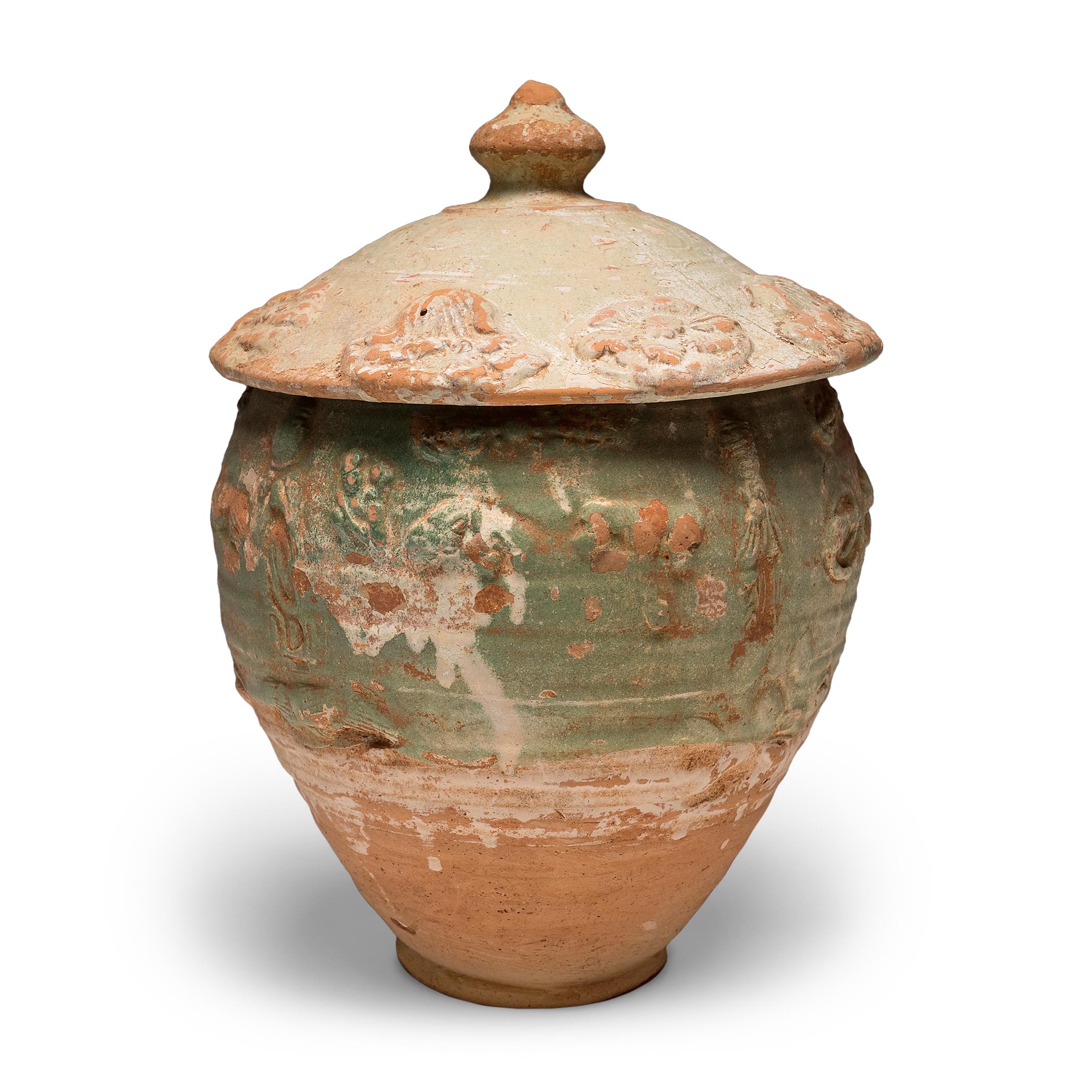 Belle dans son imperfection, cette jarre à couvercle de la province du Yunnan est un récipient à offrandes, ou jarre à esprits, qui contenait à l'origine des offrandes rituelles telles que des pièces de monnaie, des coquillages, des fleurs et des
