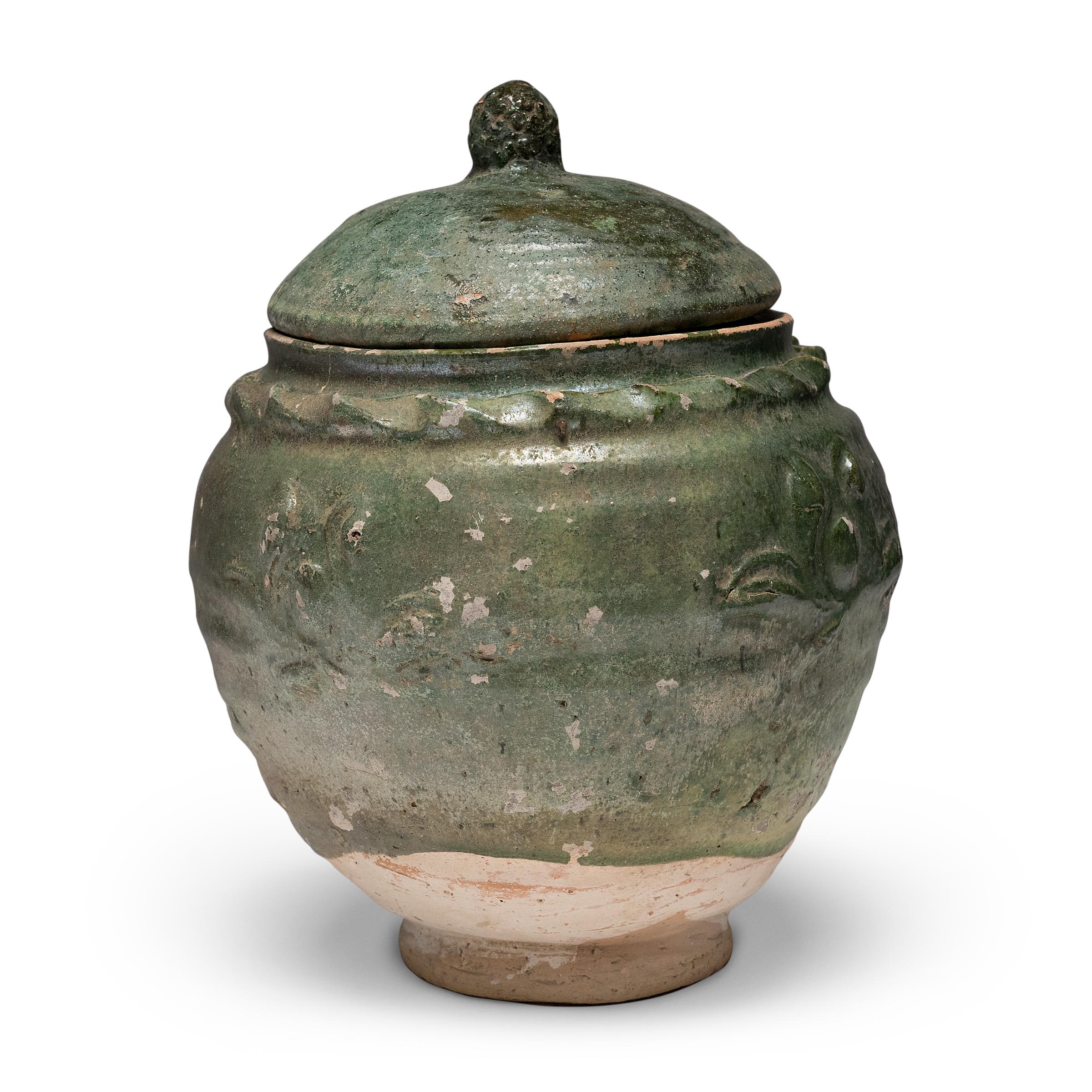 Minimaliste Jarre à lotus chinoise à glaçure verte Yuan, c. 1350 en vente