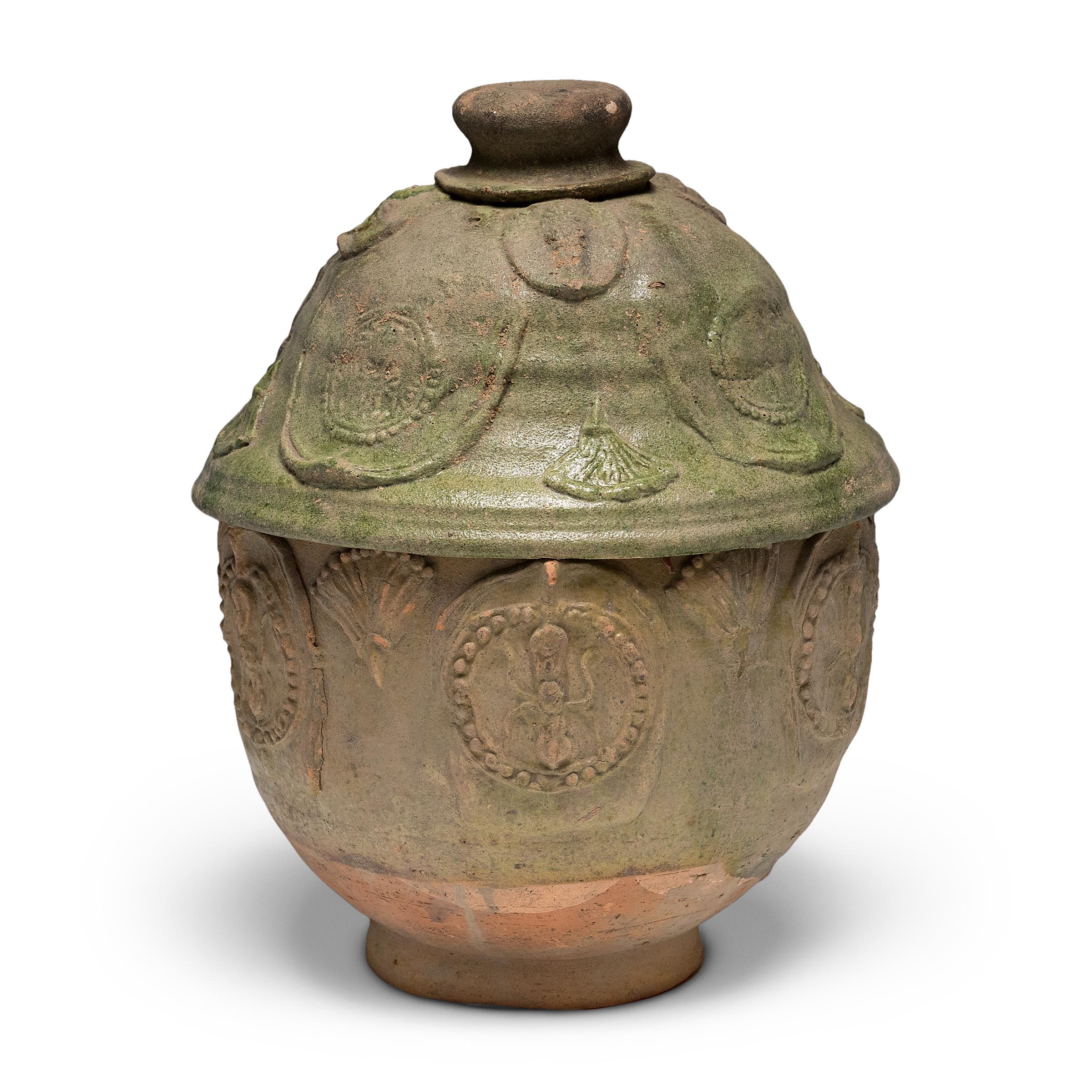 Primitif Jarre à lotus chinoise à glaçure verte Yuan, c. 1350 en vente