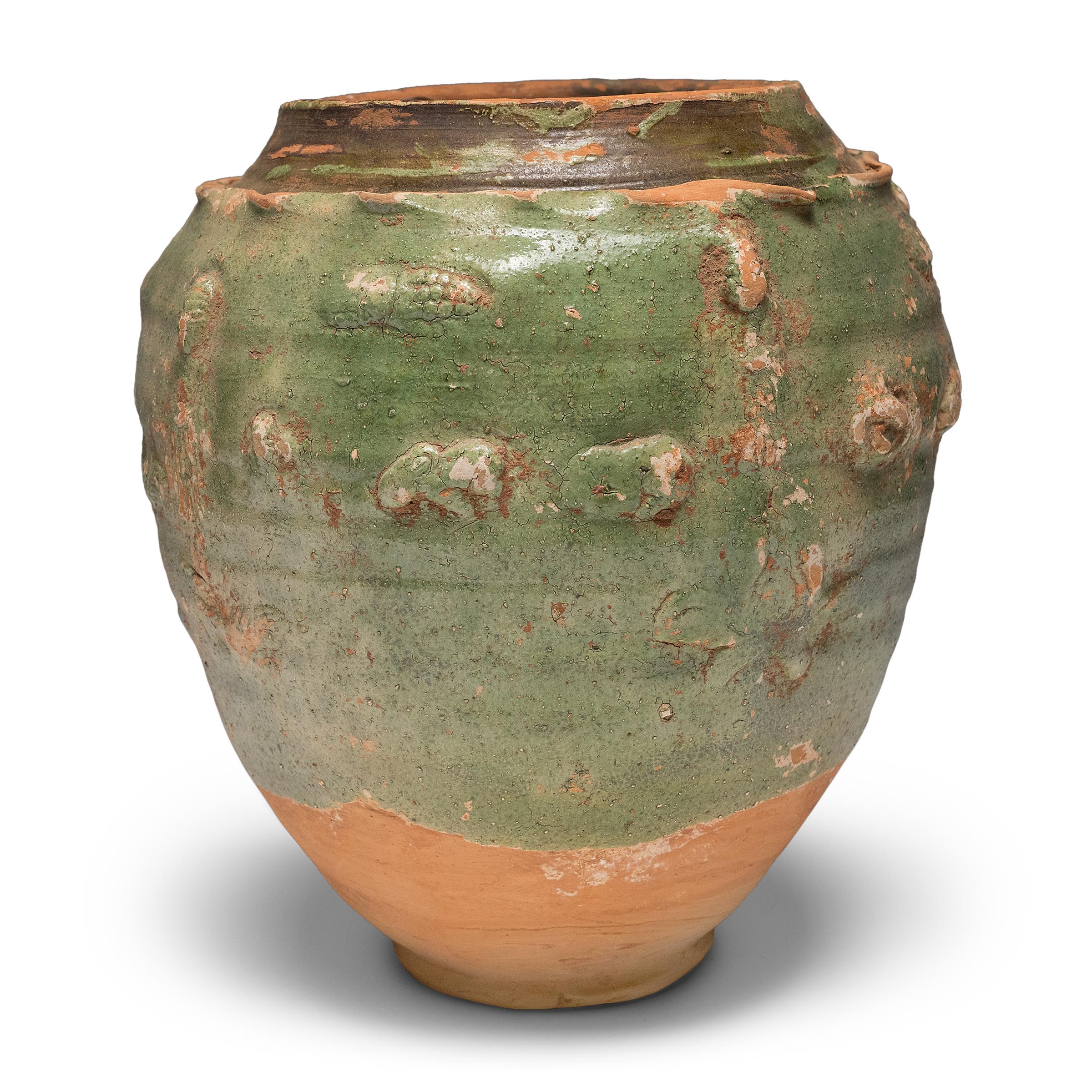 Primitif Jarre à lotus chinoise à glaçure verte Yuan, c. 1350 en vente