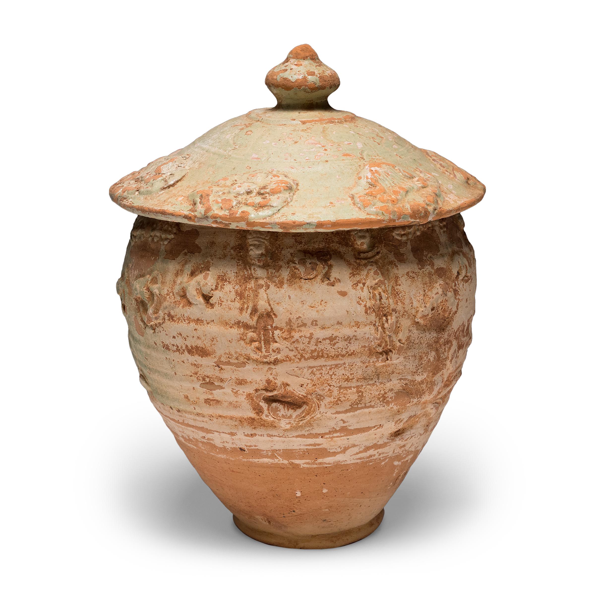 Minimaliste Jarre à lotus chinoise à glaçure verte Yuan, c. 1350 en vente
