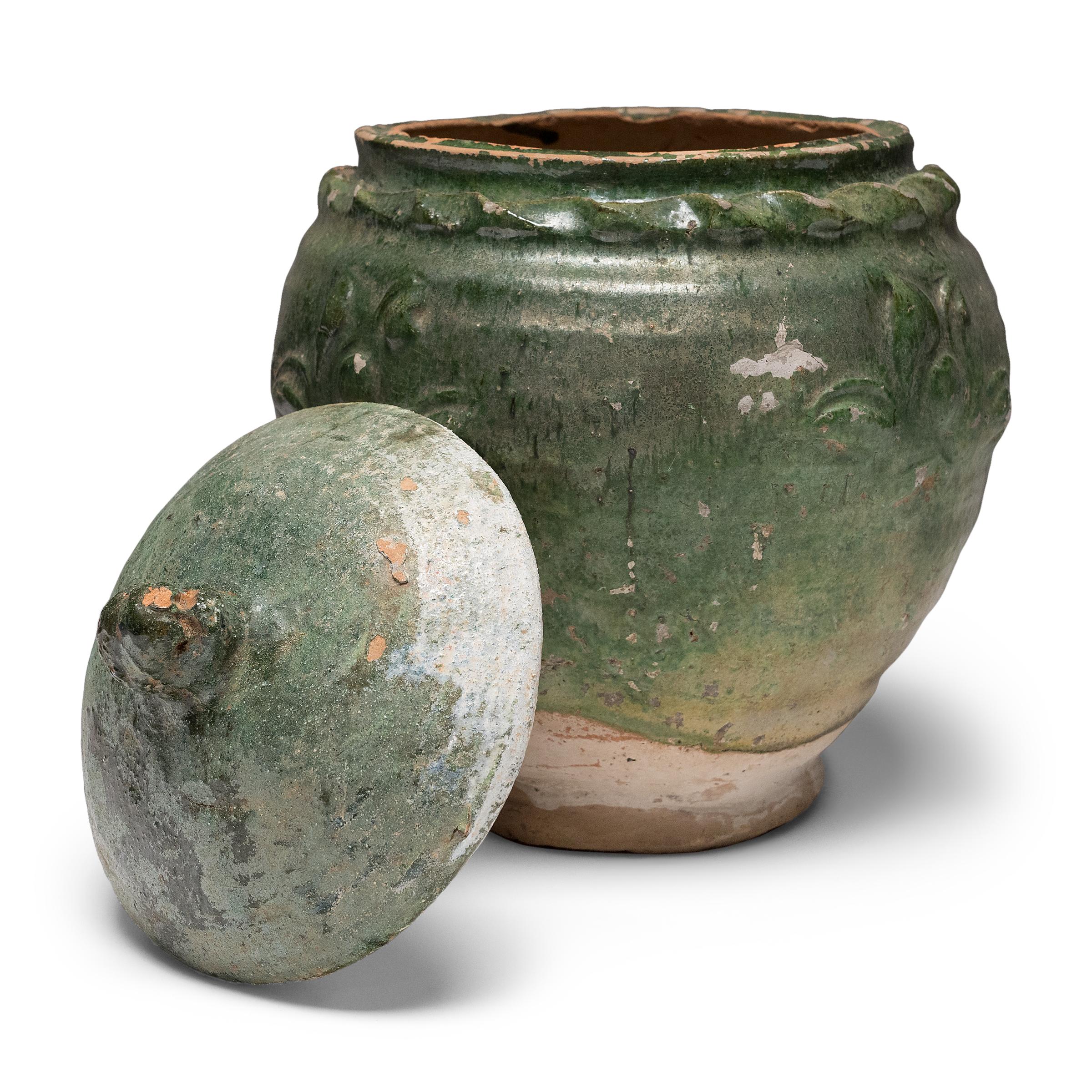 Chinois Jarre à lotus chinoise à glaçure verte Yuan, c. 1350 en vente