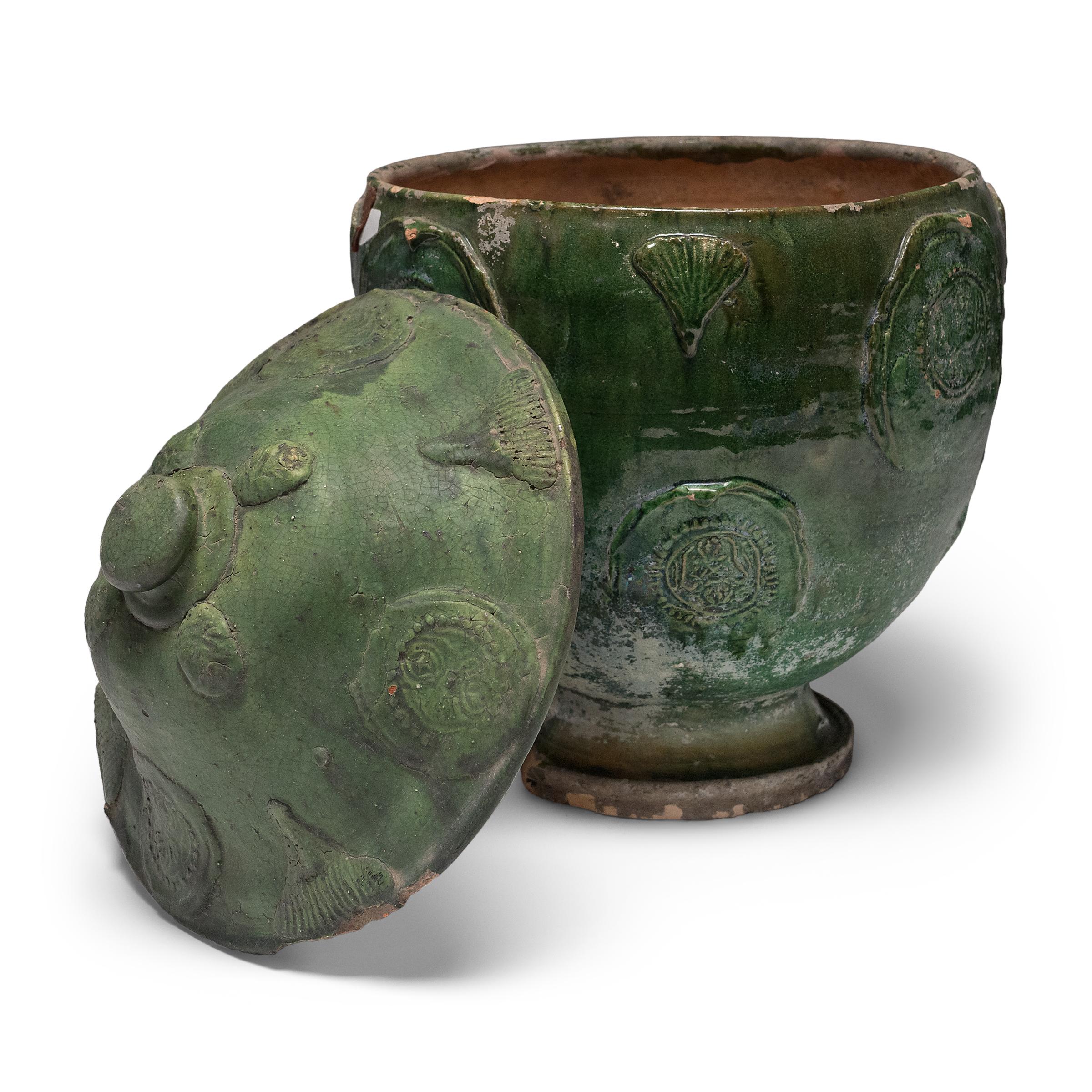 Chinois Jarre à lotus chinoise à glaçure verte Yuan, c. 1350 en vente