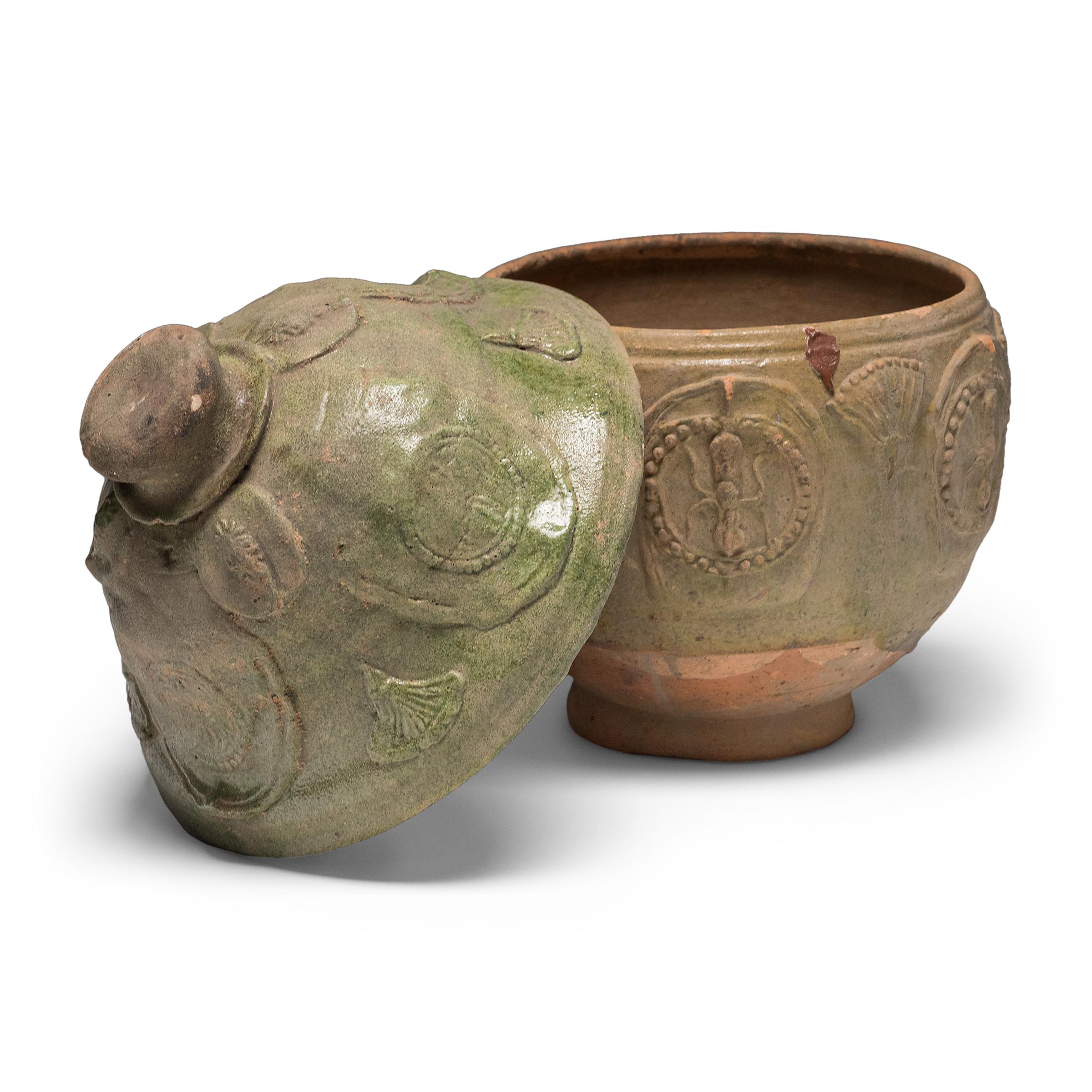 Chinois Jarre à lotus chinoise à glaçure verte Yuan, c. 1350 en vente