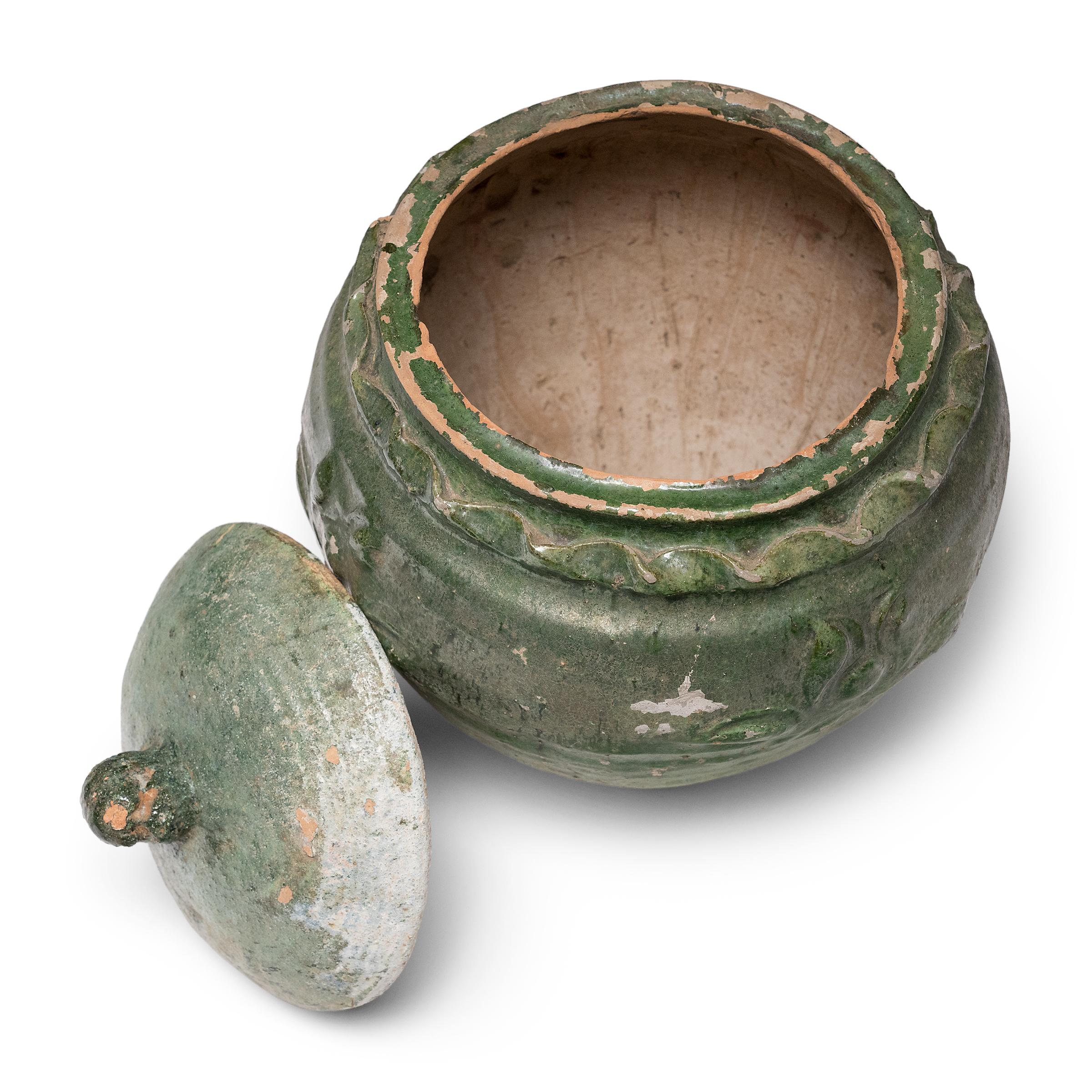 Vernissé Jarre à lotus chinoise à glaçure verte Yuan, c. 1350 en vente