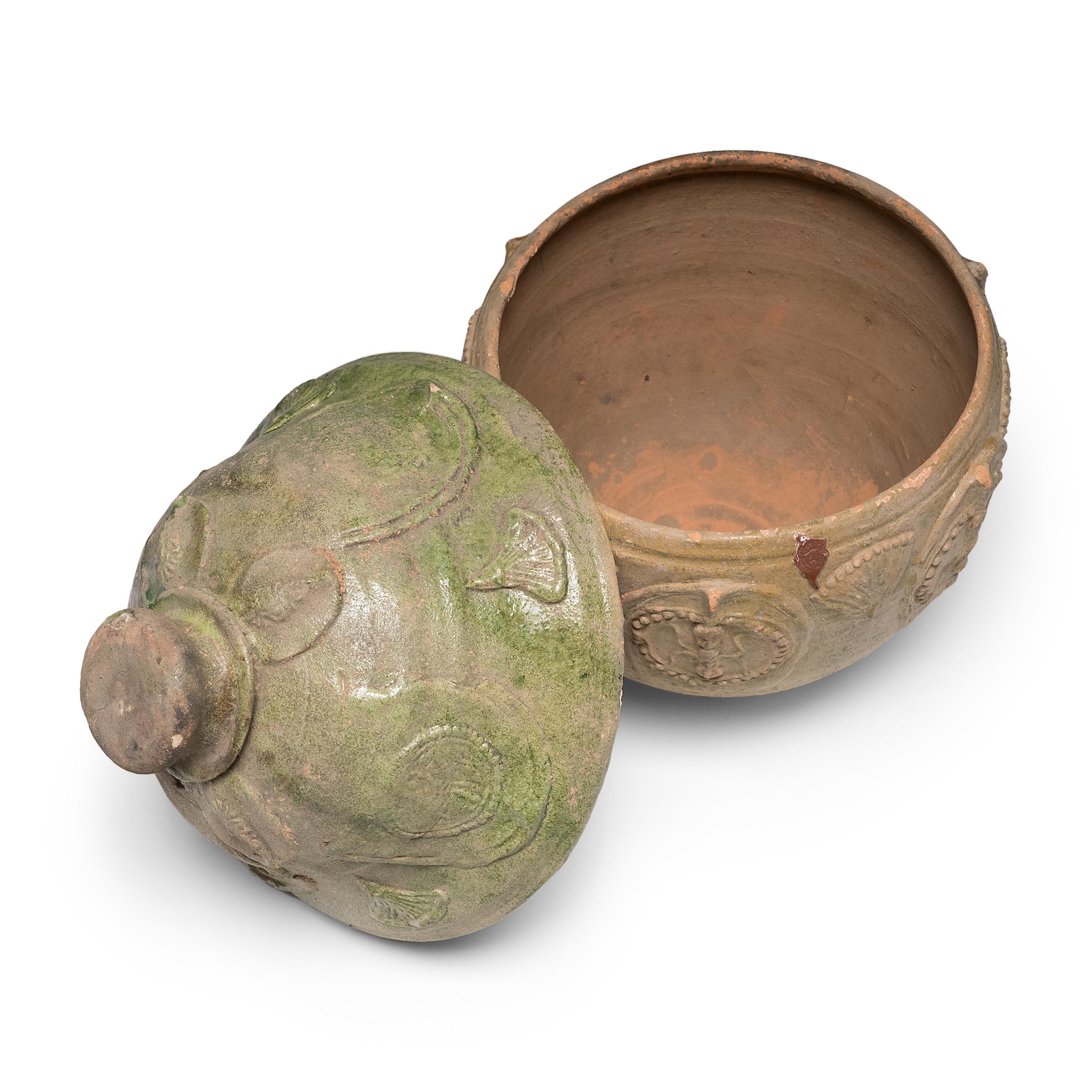 Vernissé Jarre à lotus chinoise à glaçure verte Yuan, c. 1350 en vente