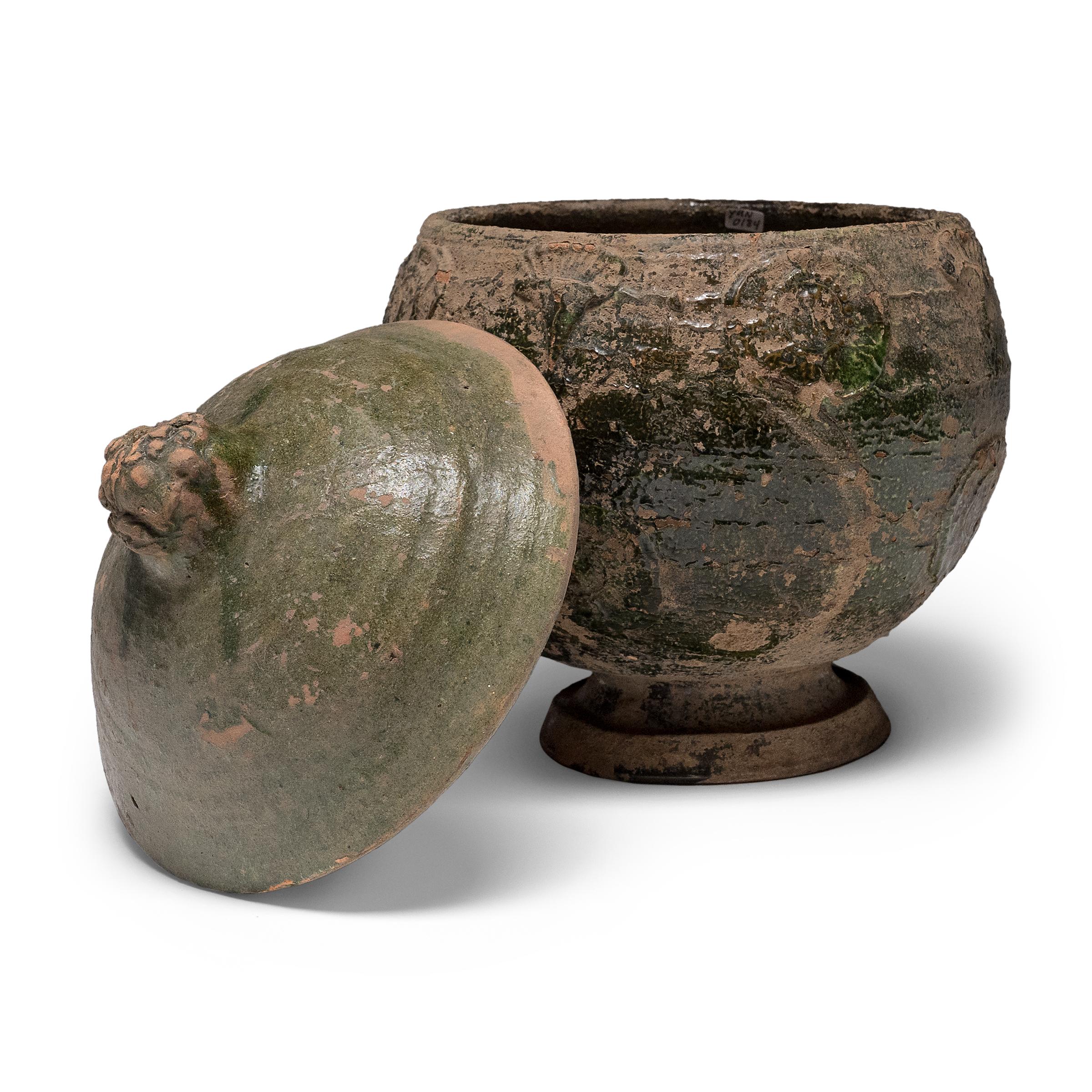 Vernissé Jarre à offrandes chinoise à glaçure verte Yuan, c. 1350 en vente