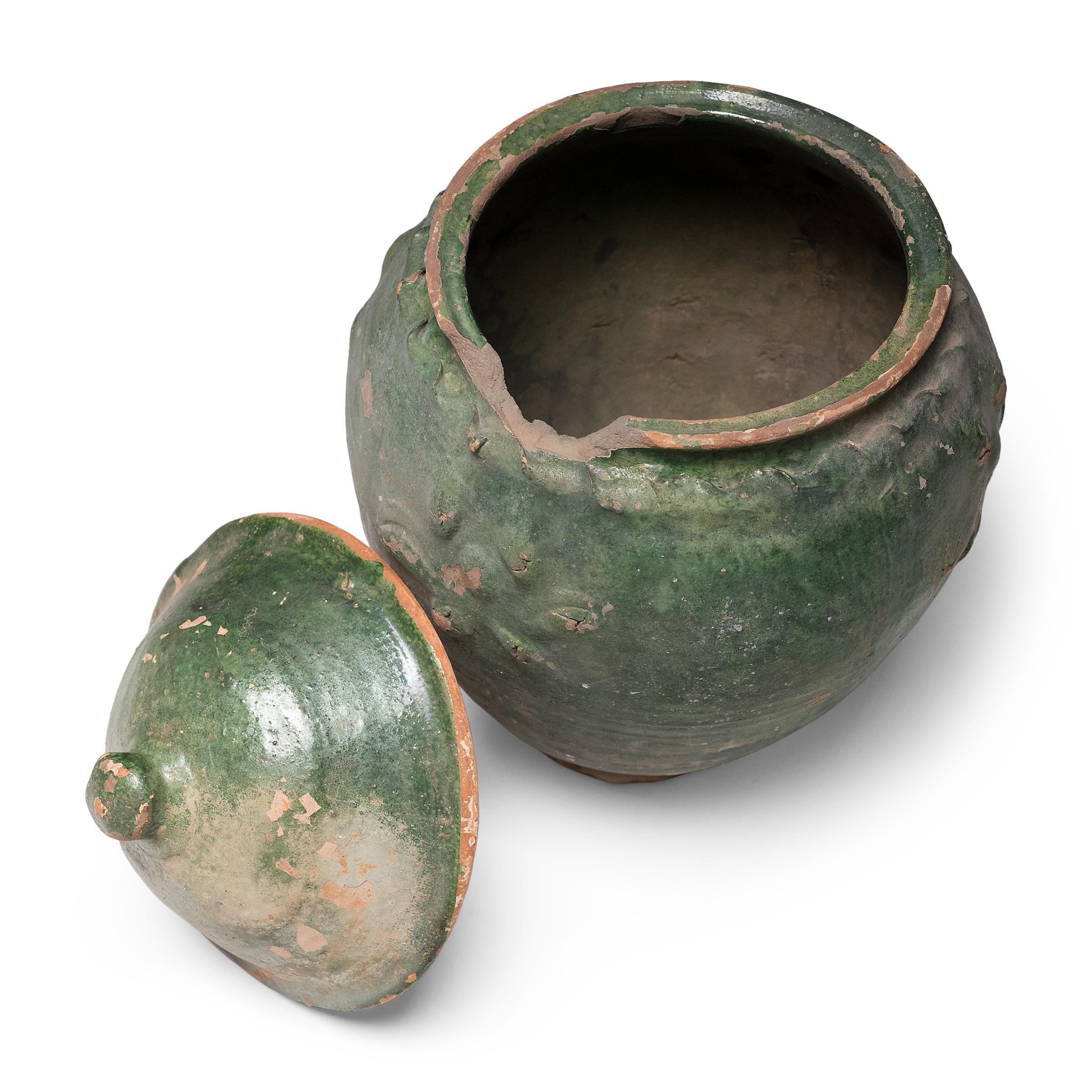 Vernissé Jarre à lotus chinoise à glaçure verte Yuan, c. 1350 en vente