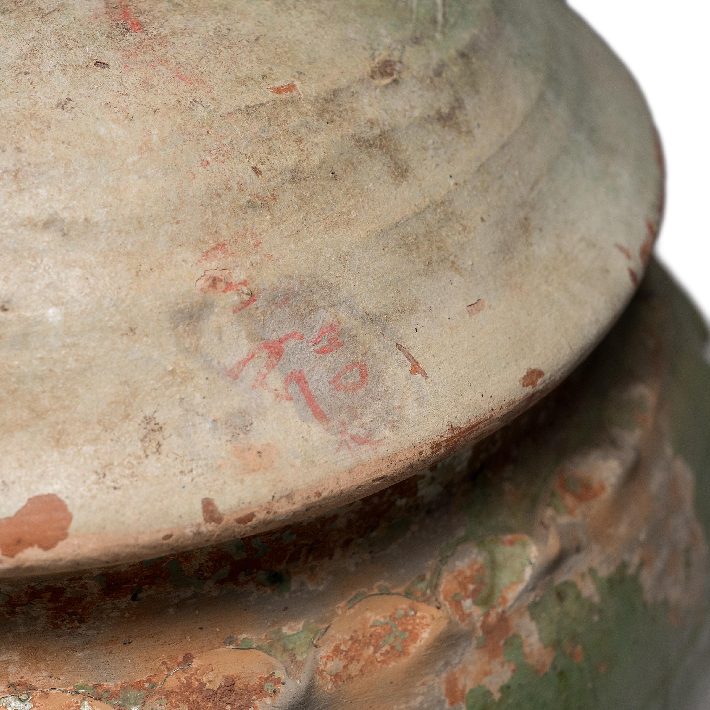 Vernissé Jarre à lotus chinoise à glaçure verte Yuan, c. 1350 en vente