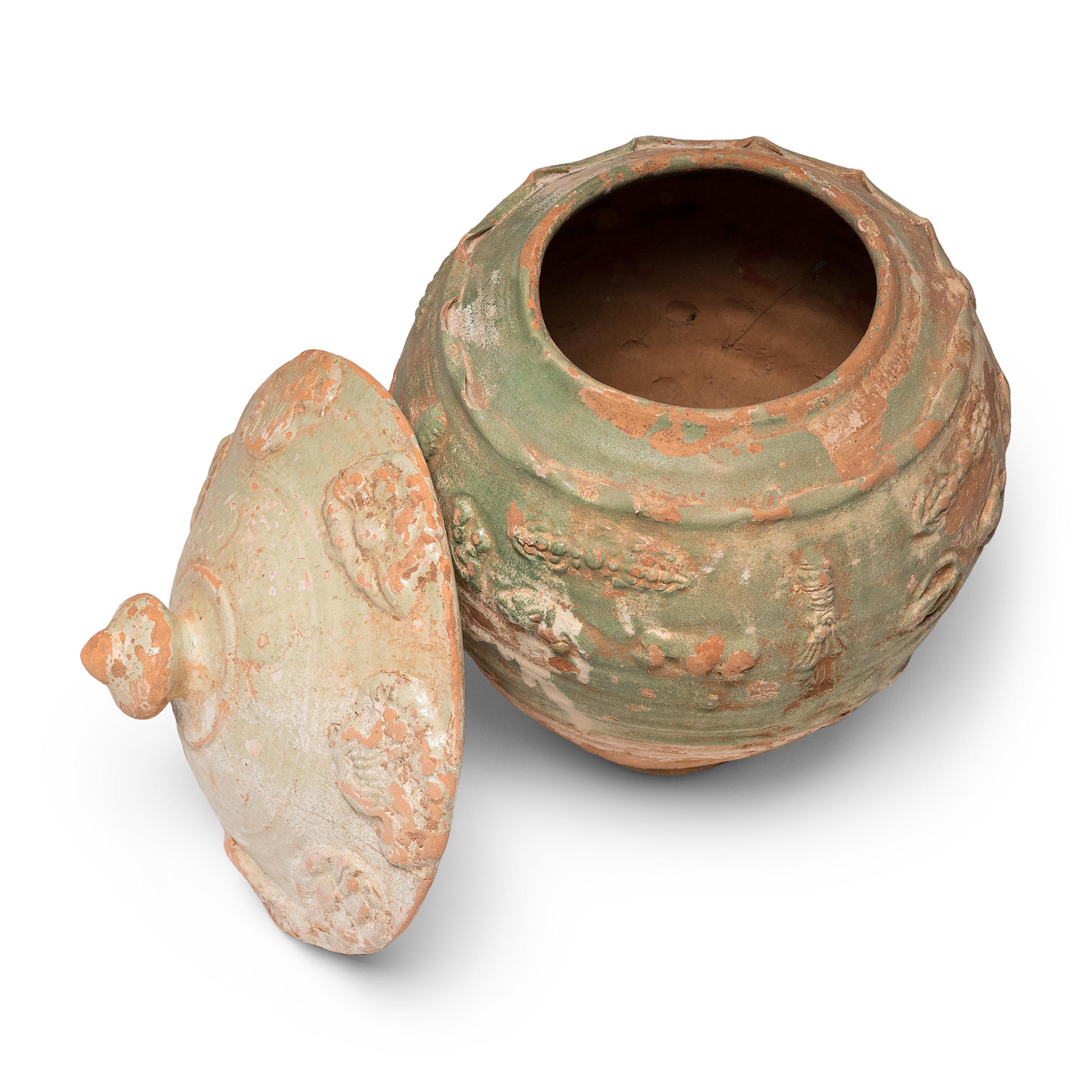 Vernissé Jarre à lotus chinoise à glaçure verte Yuan, c. 1350 en vente