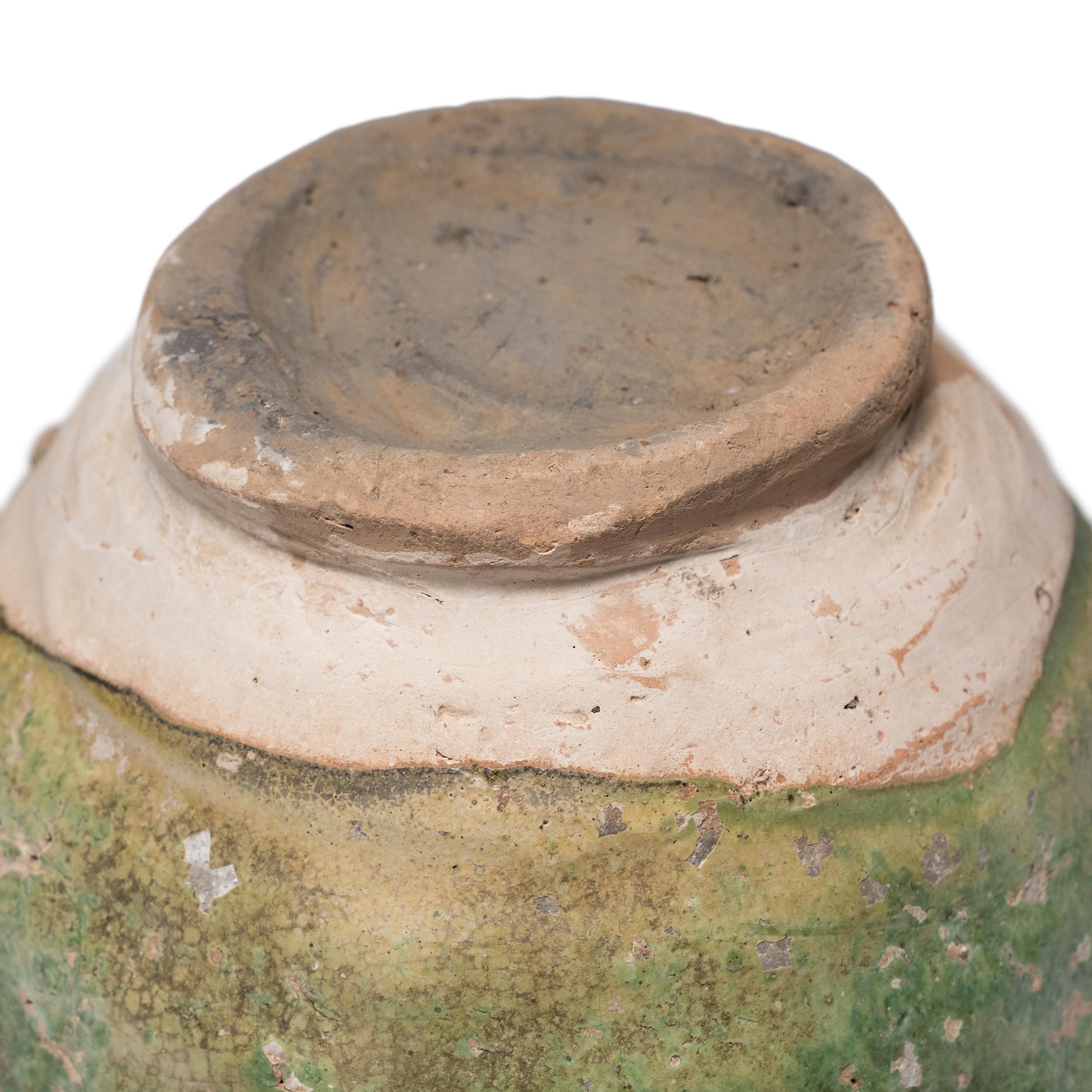 XVIIIe siècle et antérieur Jarre à lotus chinoise à glaçure verte Yuan, c. 1350 en vente