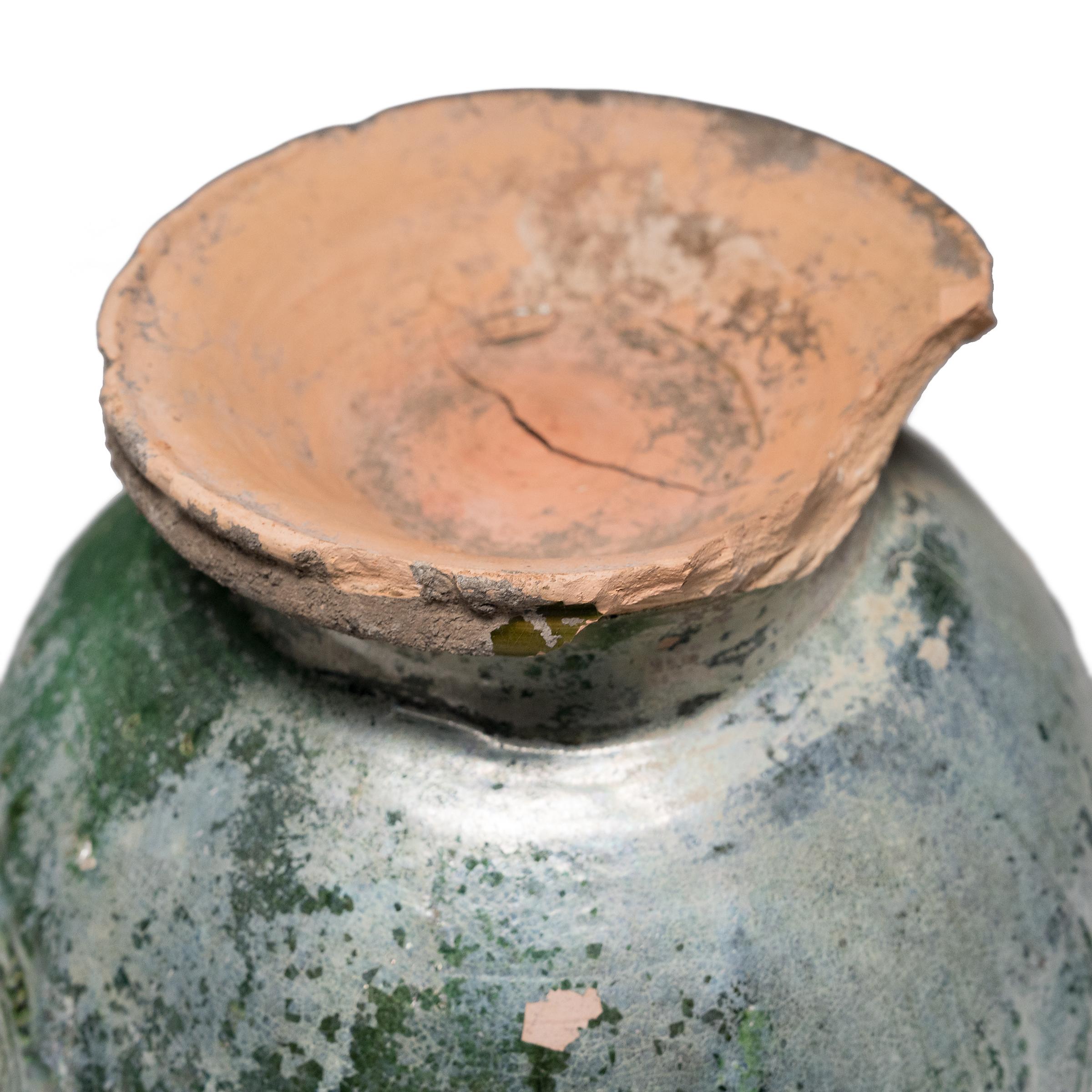 XVIIIe siècle et antérieur Jarre à lotus chinoise à glaçure verte Yuan, c. 1350 en vente