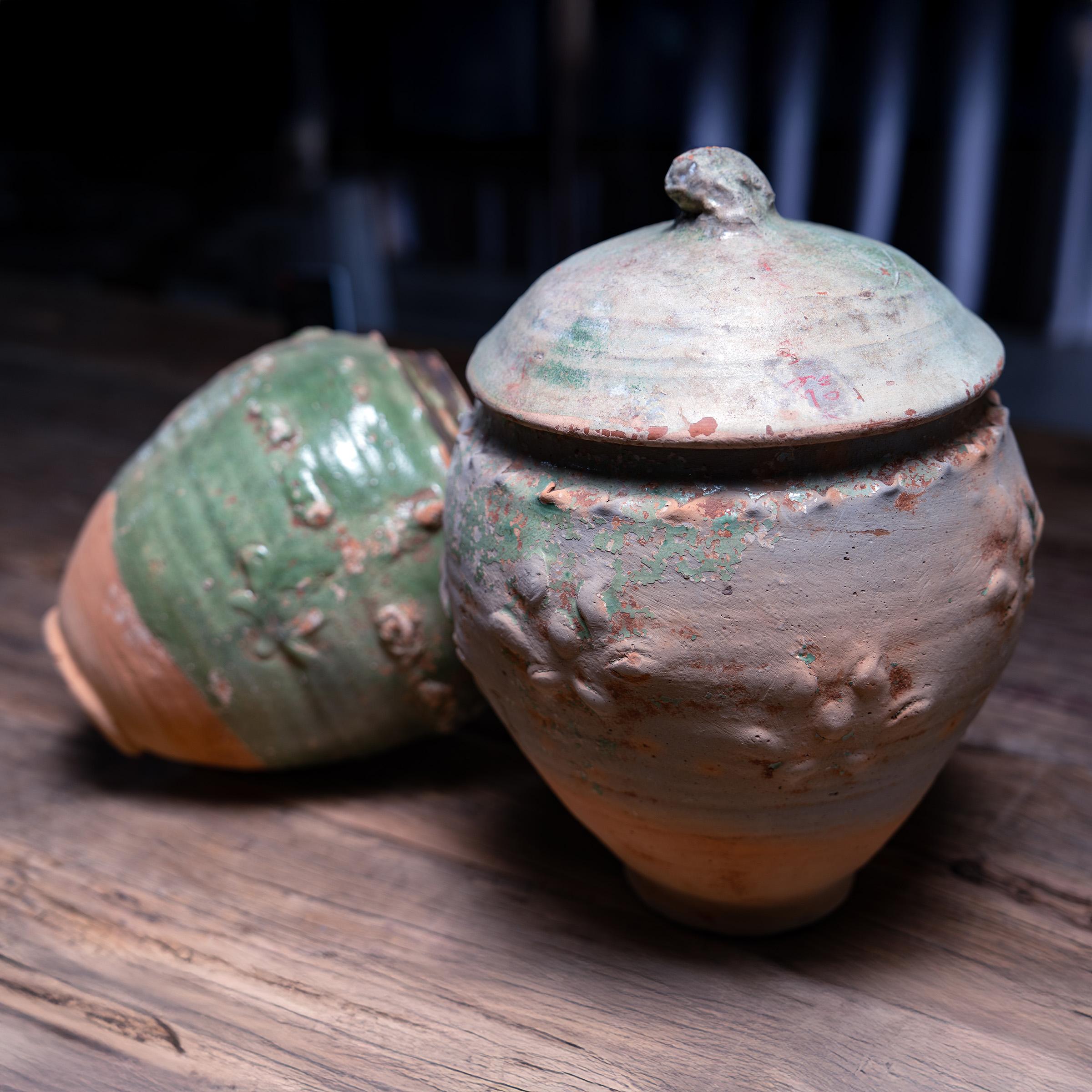 Dieser grün glasierte Krug aus der Provinz Yunnan ist in seiner Unvollkommenheit wunderschön. Er ist ein Opfergefäß, das ursprünglich mit rituellen Opfergaben wie Münzen, Muscheln, Blumen und Körnern gefüllt war. Das Terrakotta-Gefäß, das der