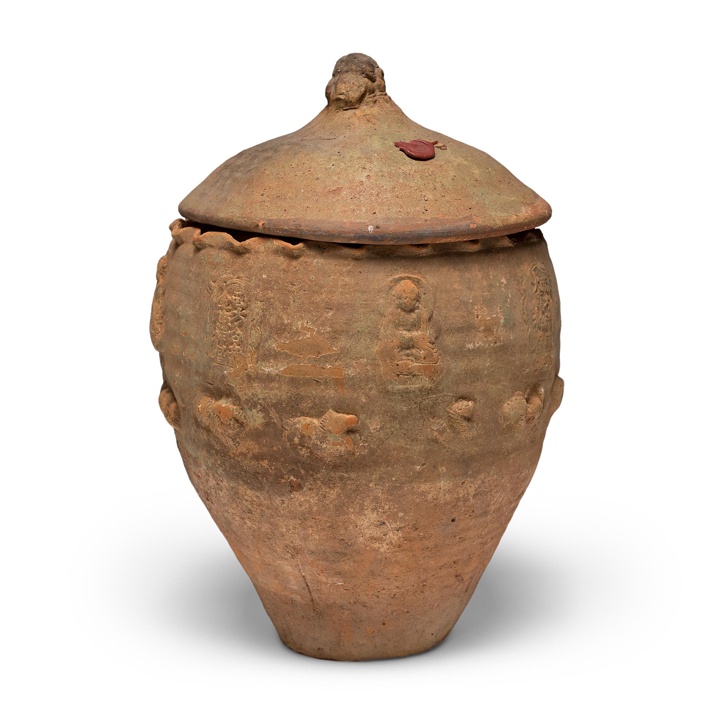 Belle dans son imperfection, cette jarre à couvercle de la province du Yunnan est un récipient à offrandes, ou jarre à esprits, qui contenait à l'origine des offrandes rituelles telles que des pièces de monnaie, des coquillages, des fleurs et des