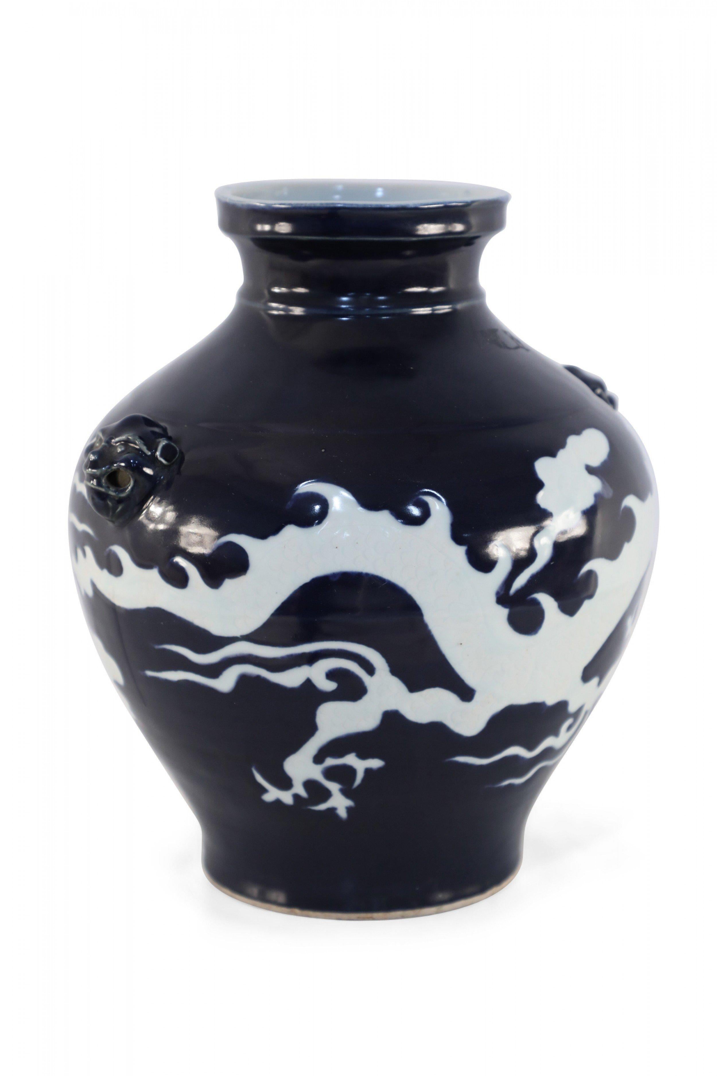 Chinesischer dunkelblauer und weißer Drachen-Porzellantopf im Yuan-Stil (Chinesischer Export) im Angebot