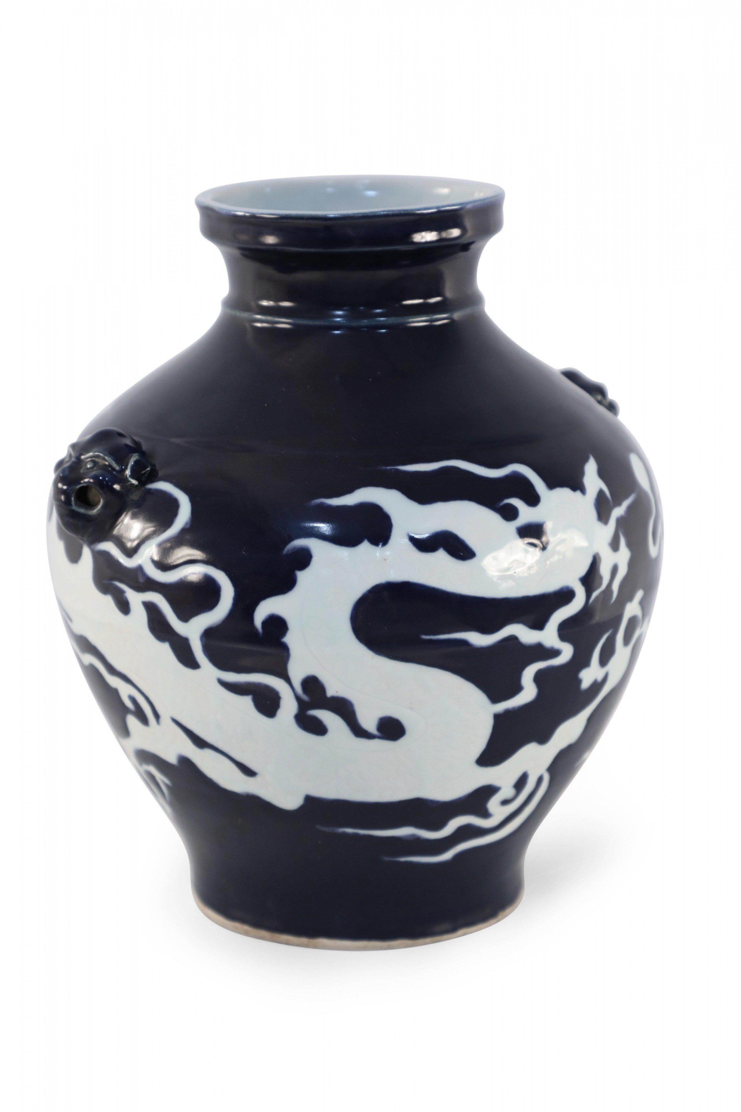 Chinesischer dunkelblauer und weißer Drachen-Porzellantopf im Yuan-Stil im Zustand „Gut“ im Angebot in New York, NY