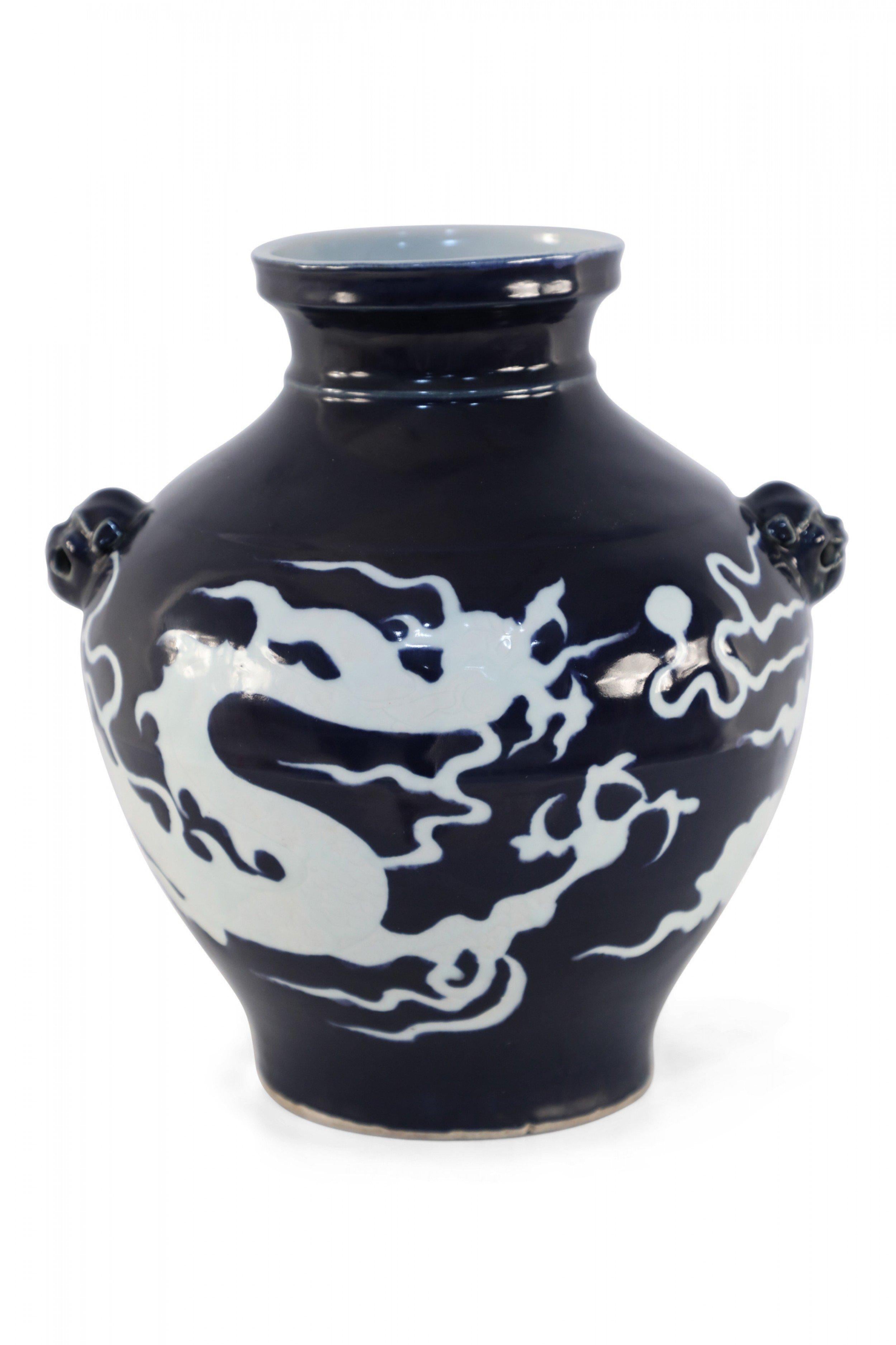 Chinesischer dunkelblauer und weißer Drachen-Porzellantopf im Yuan-Stil (20. Jahrhundert) im Angebot
