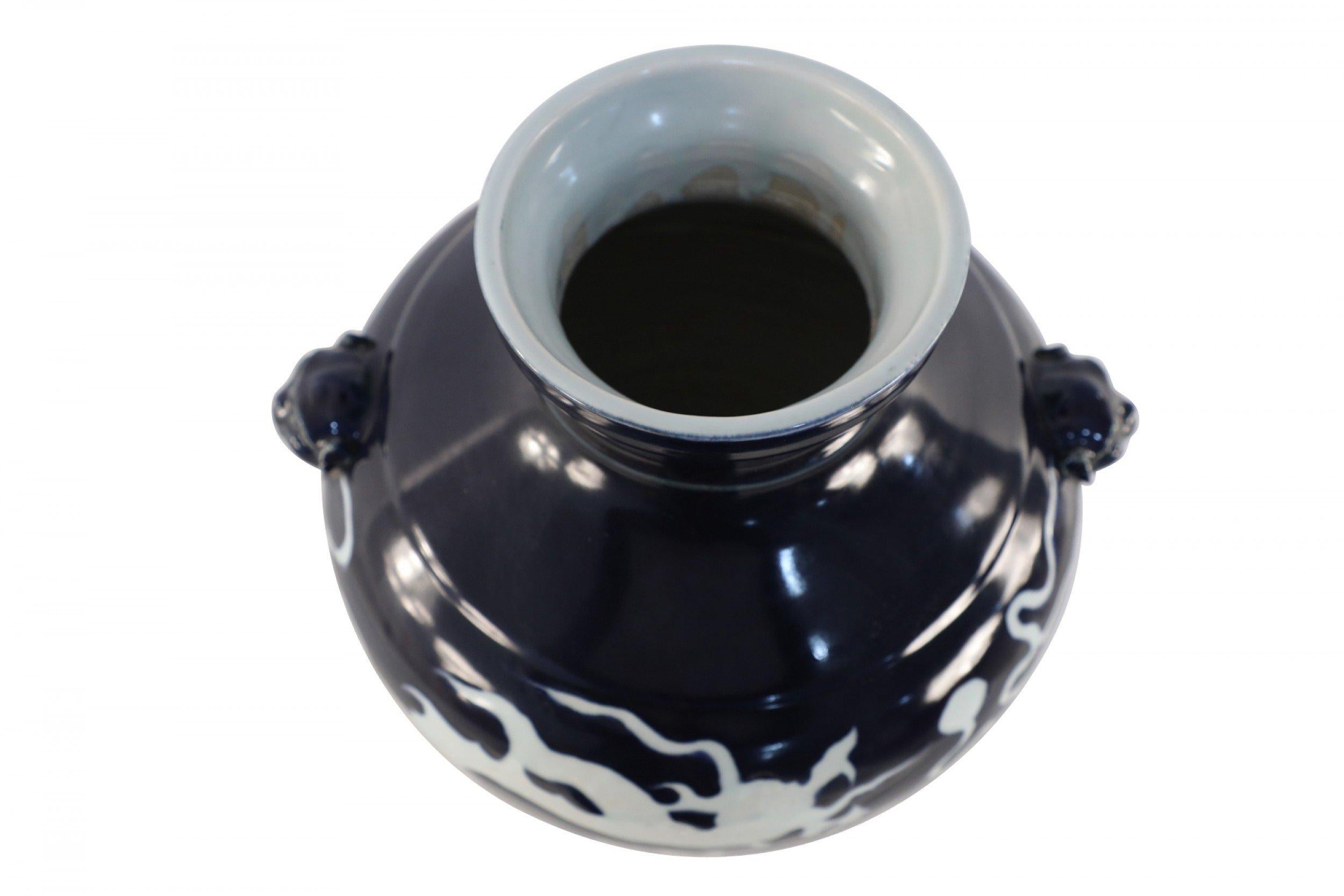 Chinese Yuan-Style Dark Blue and White Dragon Porcelain Pot In Good Condition For Sale In New York, NY