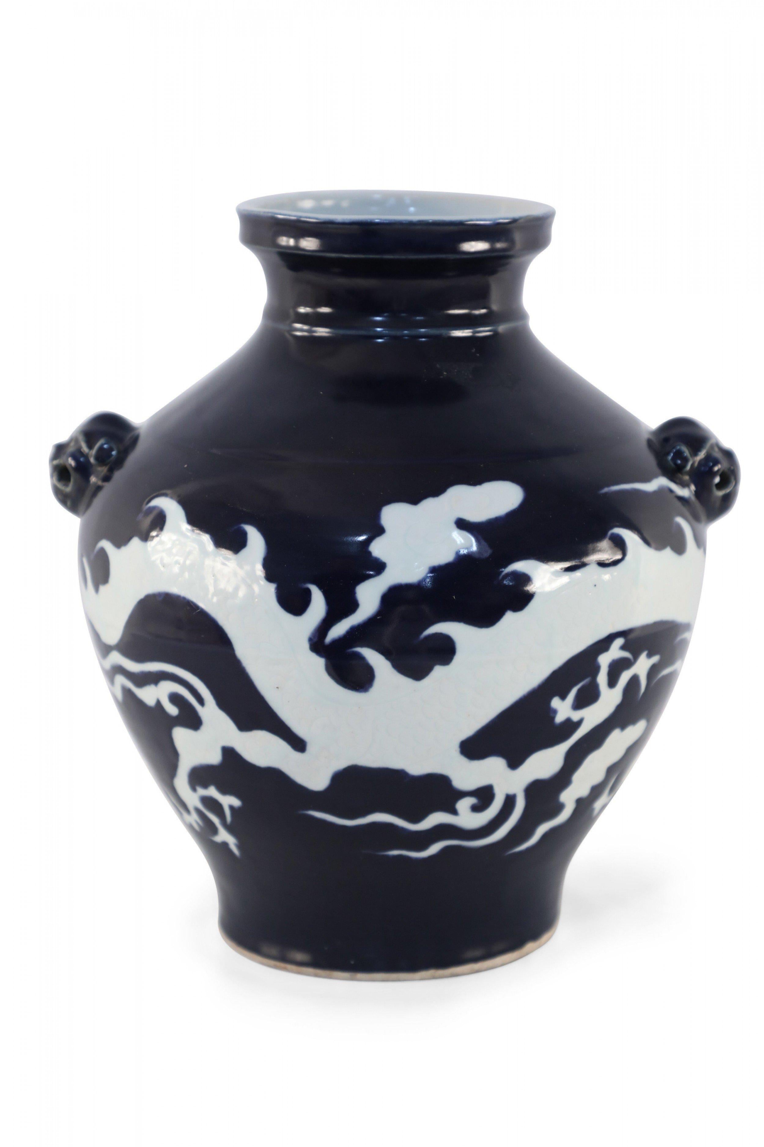 Chinese Yuan-Style Dark Blue and White Dragon Porcelain Pot For Sale 1