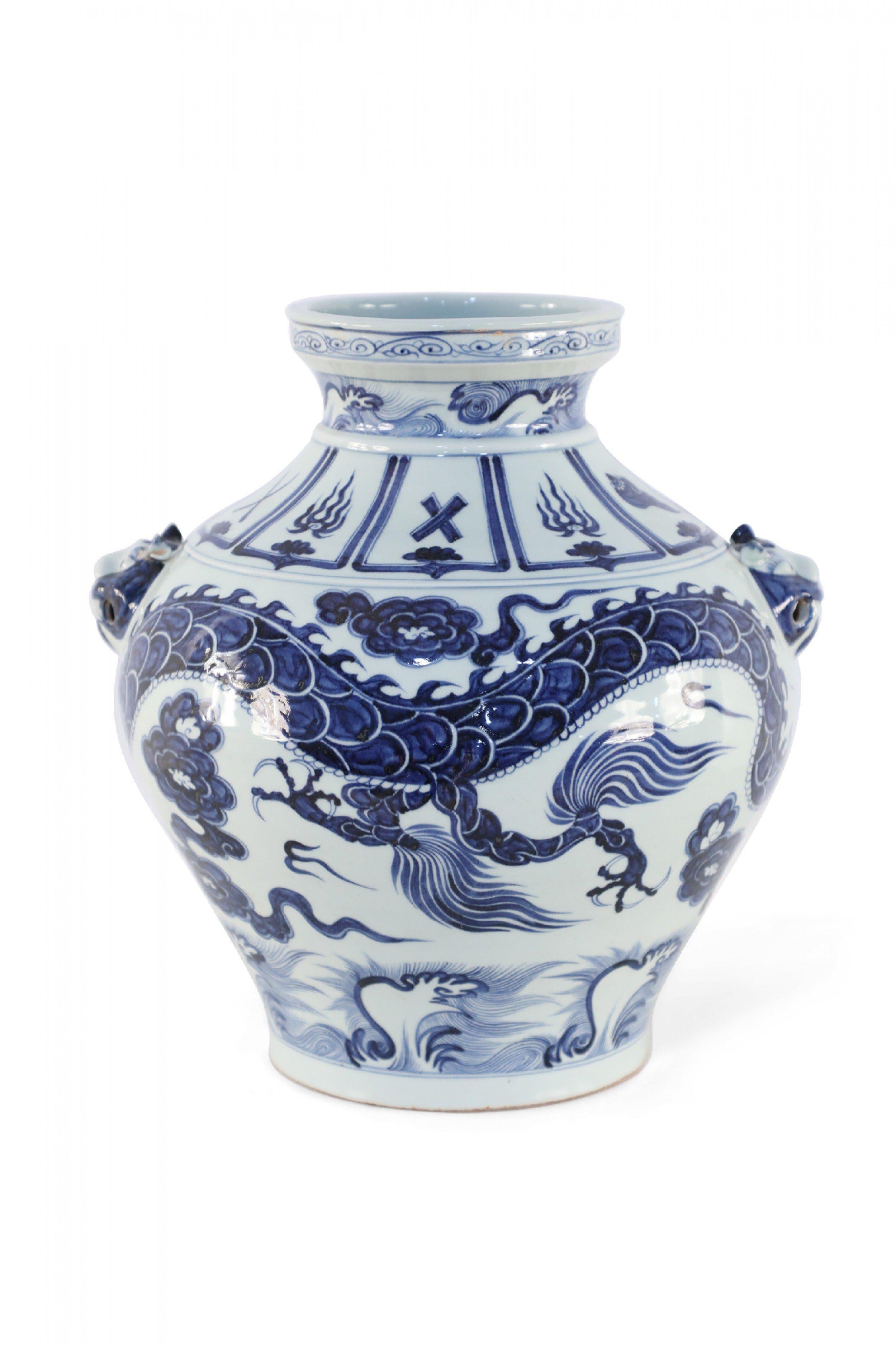 Pot en porcelaine de style chinois Yuan à motif de dragon blanc et bleu en vente 1