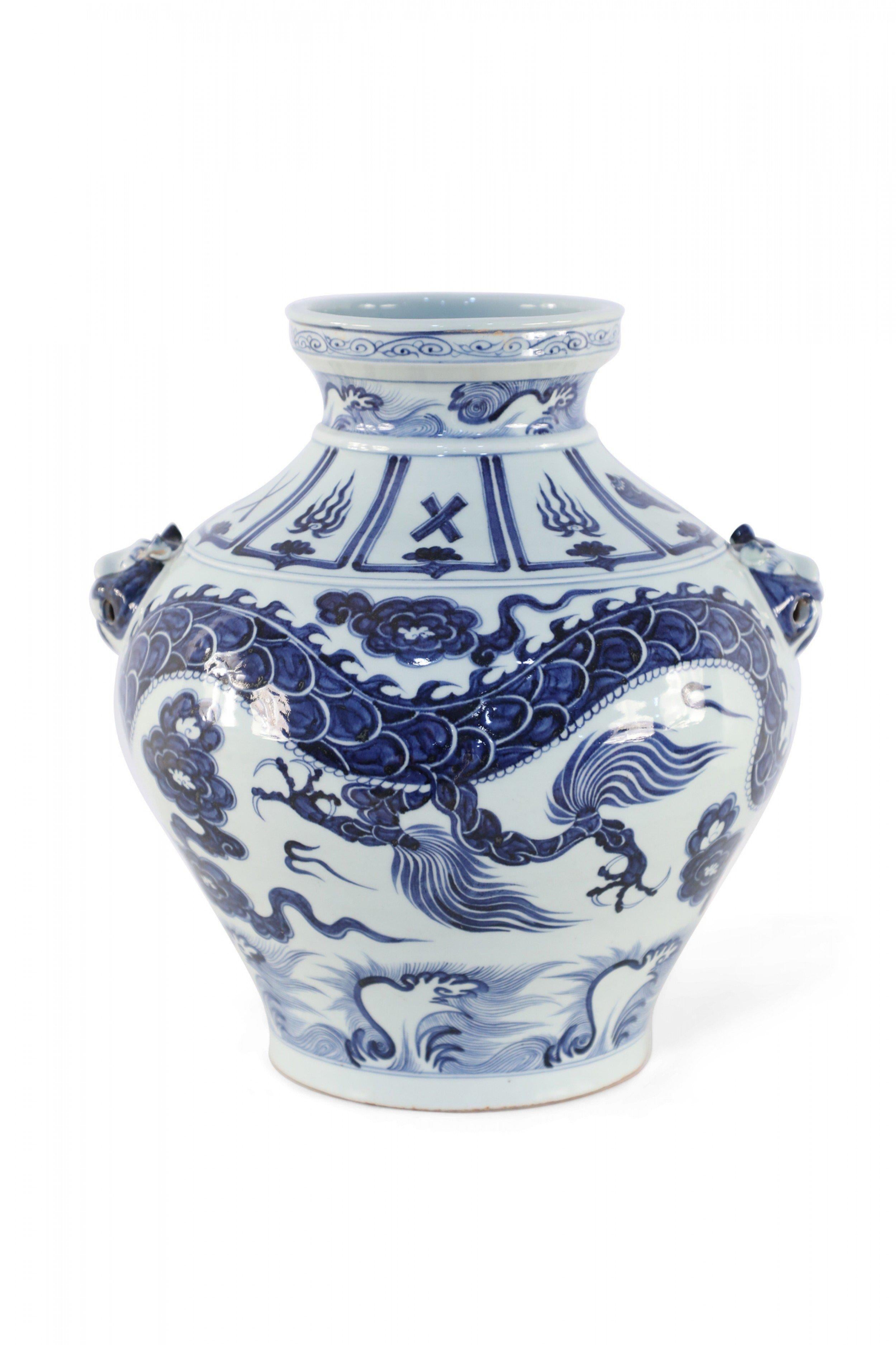 Chinesischer Porzellantopf mit weißem und blauem Drachenmotiv im Yuan-Stil im Angebot 2