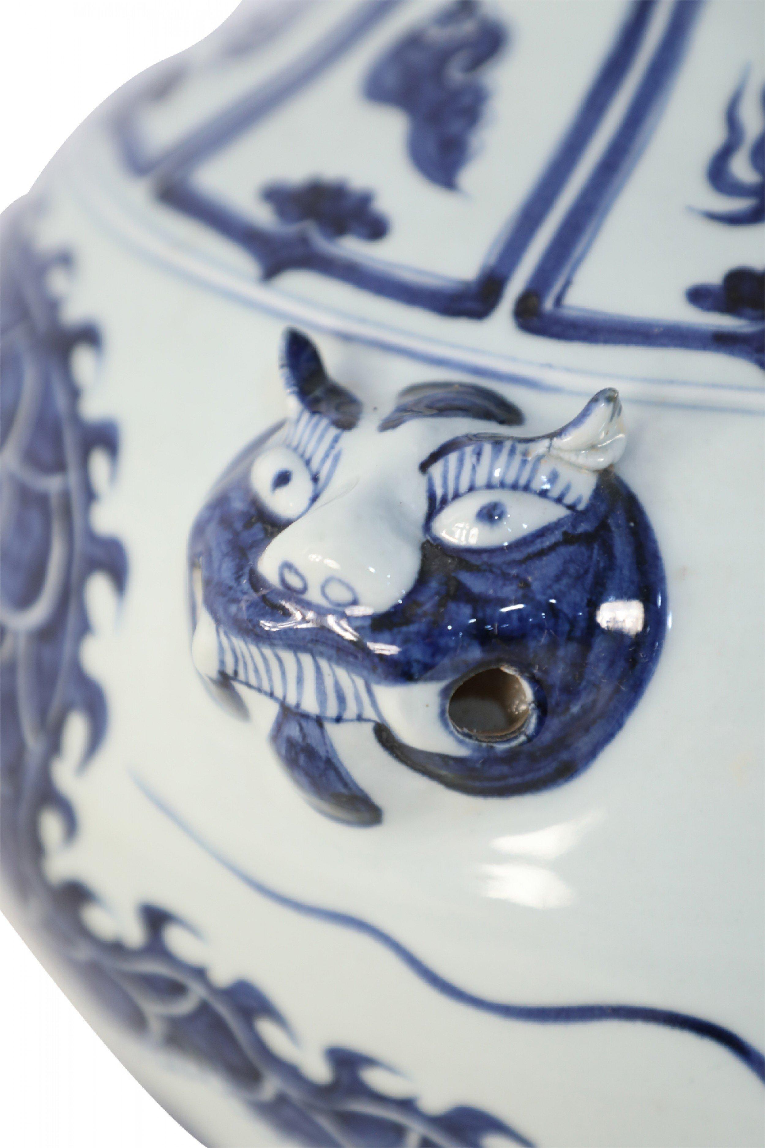 Pot en porcelaine de style chinois Yuan à motif de dragon blanc et bleu en vente 2