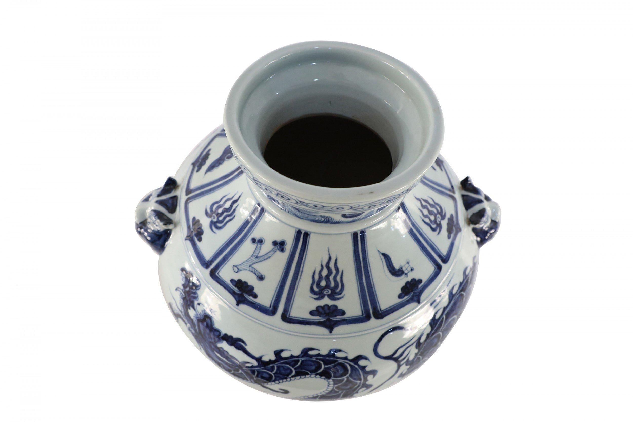 Chinese Yuan Style White and Blue Dragon Motif Porcelain Pot For Sale 4