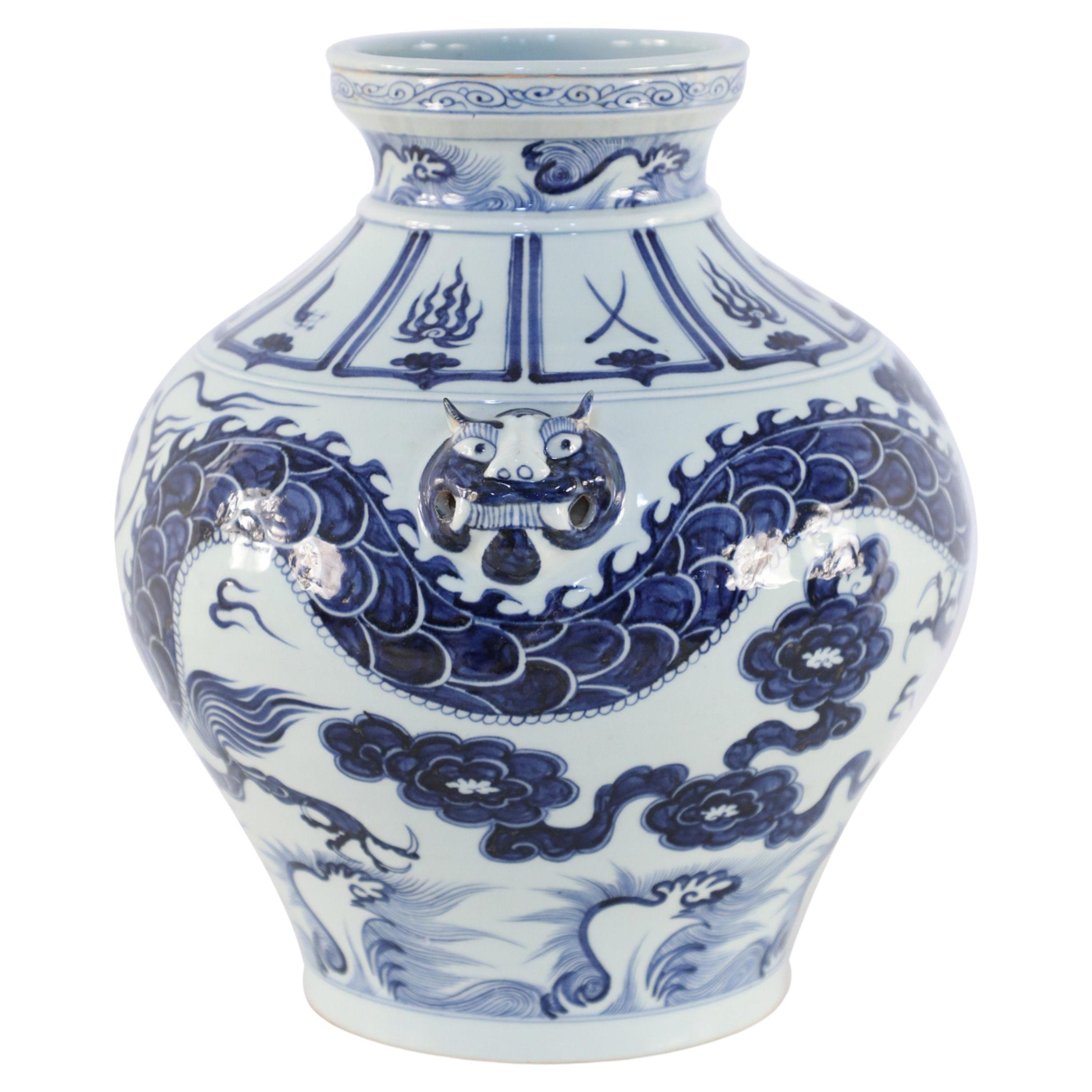 Pot en porcelaine de style chinois Yuan à motif de dragon blanc et bleu en vente