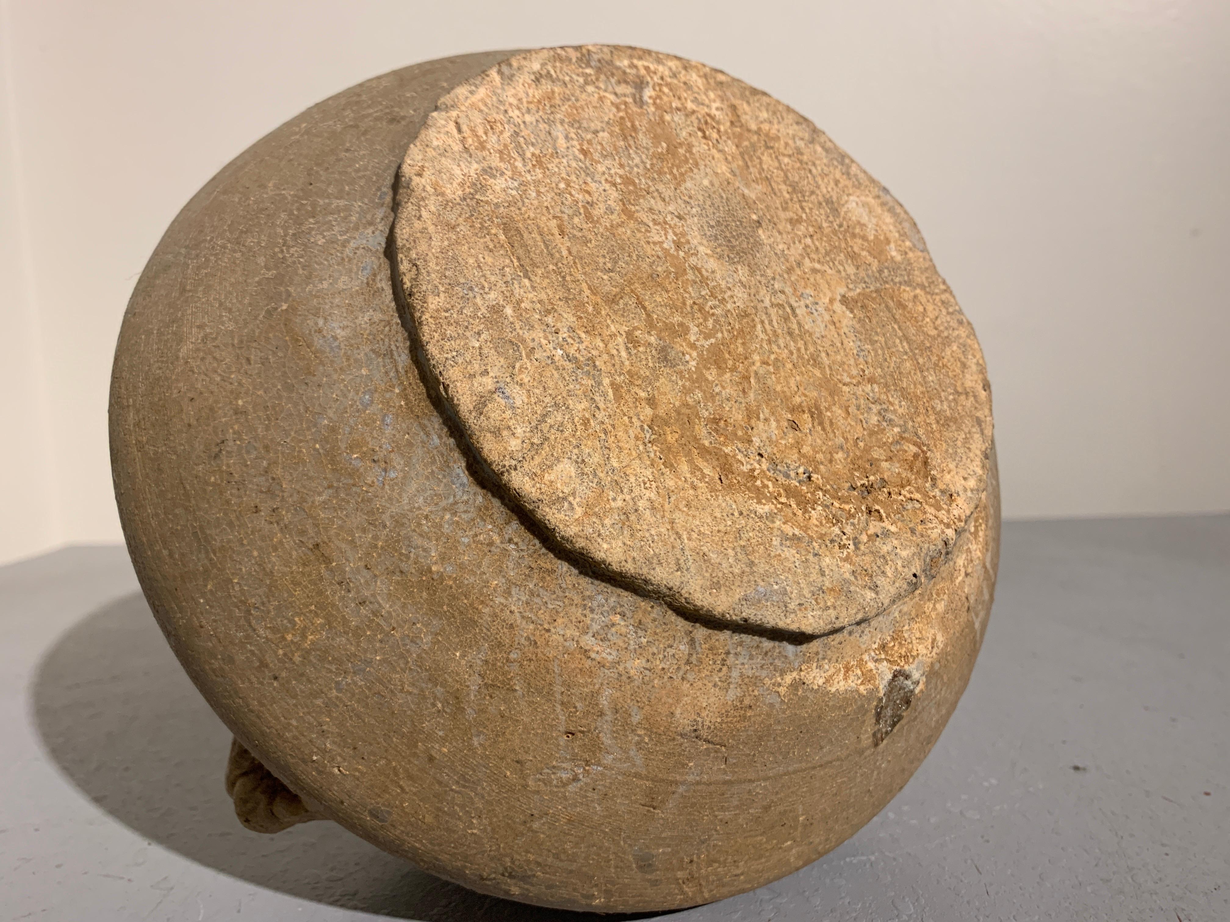 Pot à glaçure céladon Yueyao « Guan », cinq dynasties, 10e siècle en vente 2