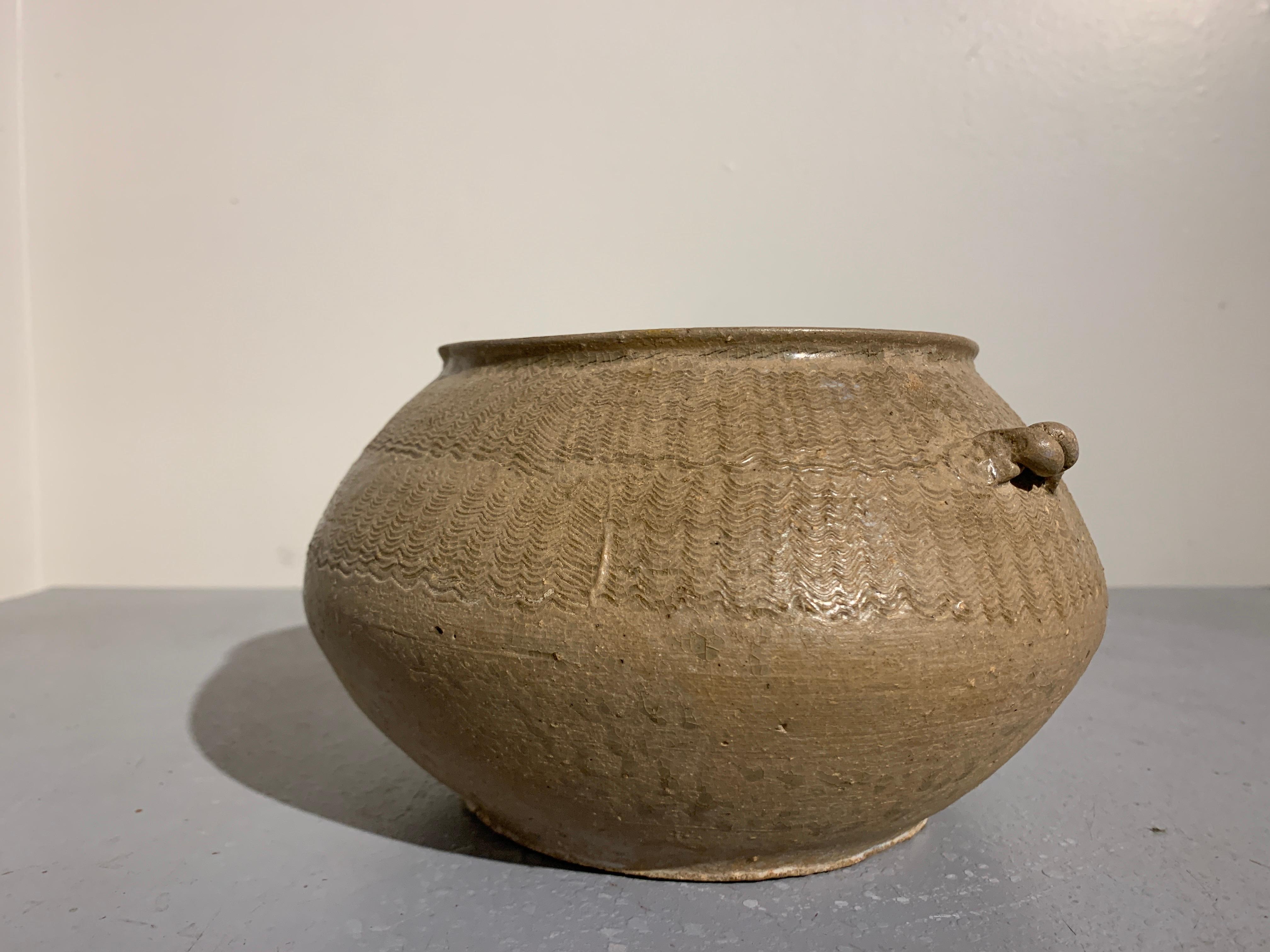Vernissé Pot à glaçure céladon Yueyao « Guan », cinq dynasties, 10e siècle en vente