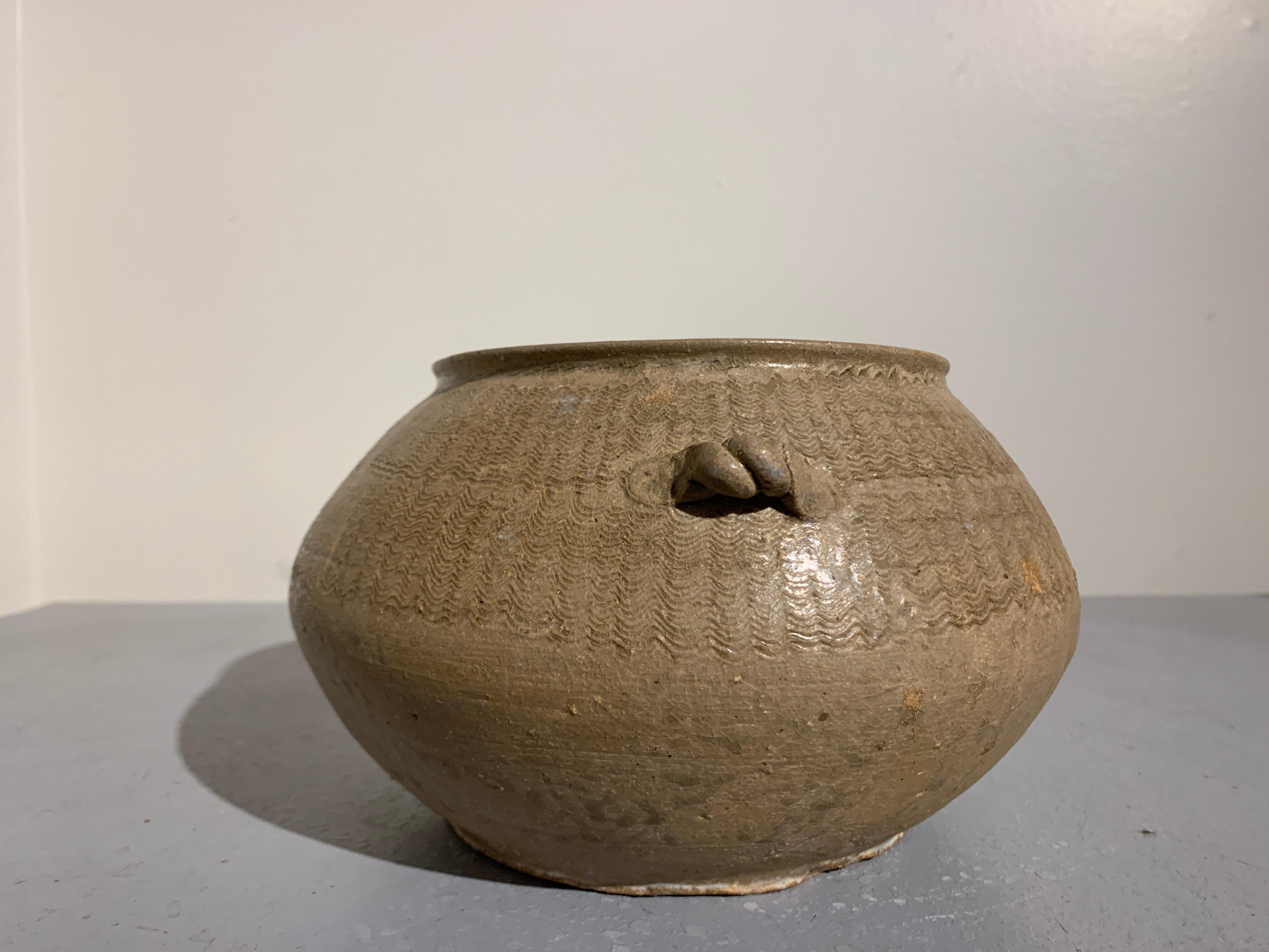 Vaso cinese Yueyao Celadon smaltato 'Guan', Cinque Dinastie, X secolo In condizioni buone in vendita a Austin, TX