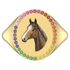 Bague cheval du Zodiac, or jaune 18 carats avec saphirs et rubis arc-en-ciel