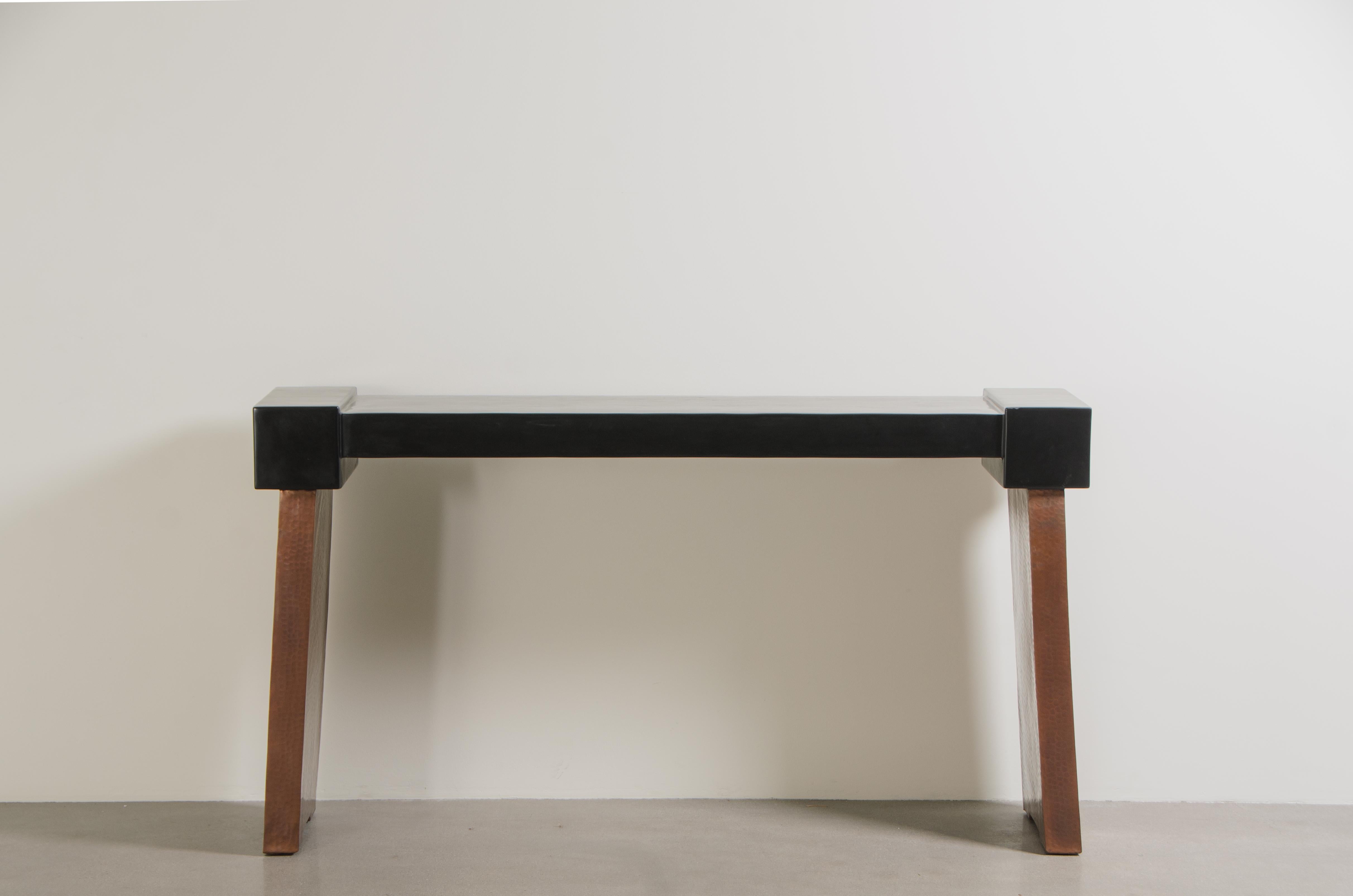 Console in stile Ching con rame
Rame anticato
Mano Repoussé
Lacca nera
Edizione limitata

Il repoussé è l'arte tradizionale di martellare a mano rilievi decorativi sulla lamiera. Questa tecnica prevede l'utilizzo di un martello e di vari strumenti