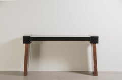 Consola estilo Ching en laca negra y cobre envejecido de Robert Kuo