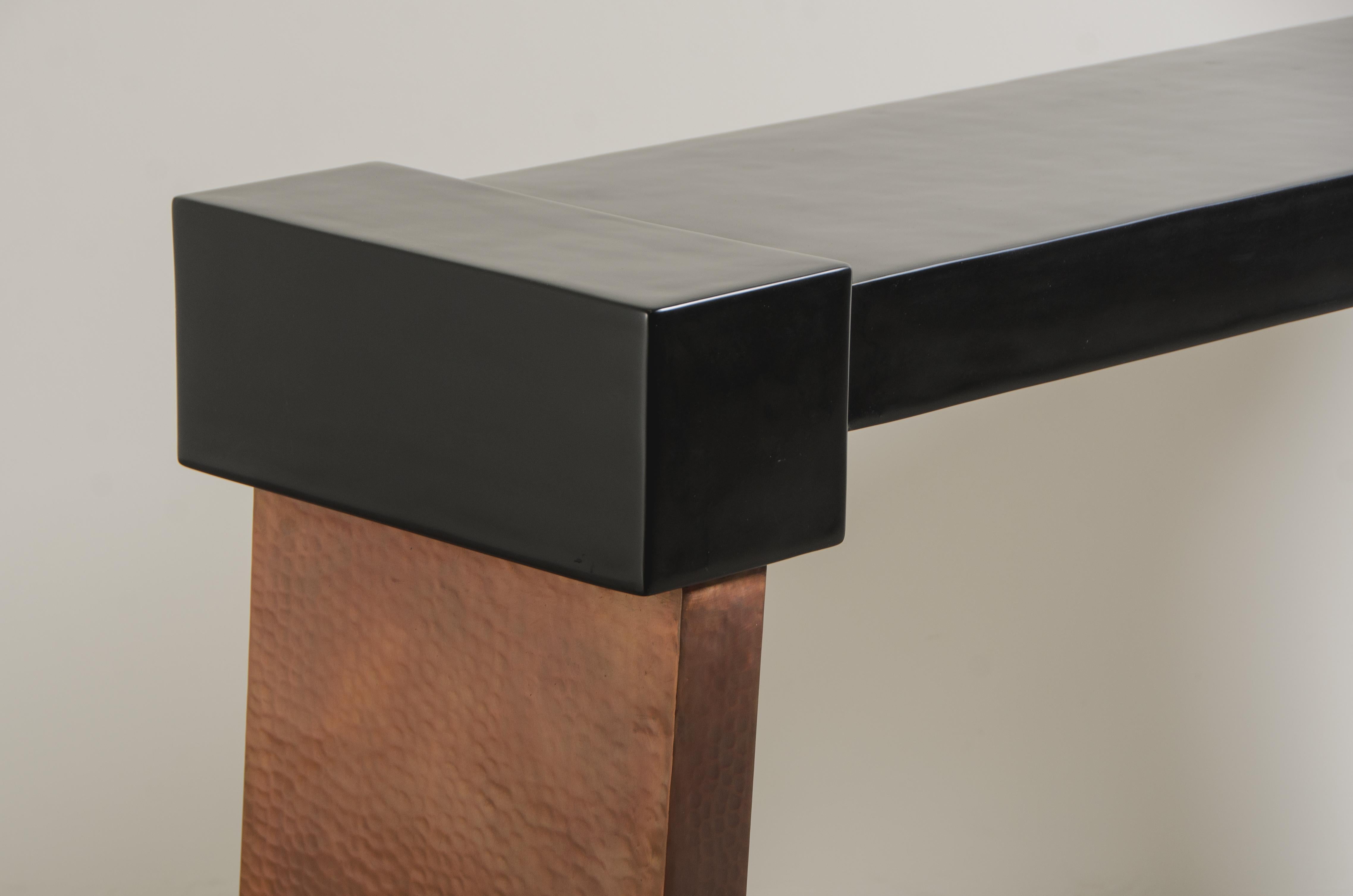 Moderno Console in stile Ching in lacca nera e rame anticato di Robert Kuo in vendita