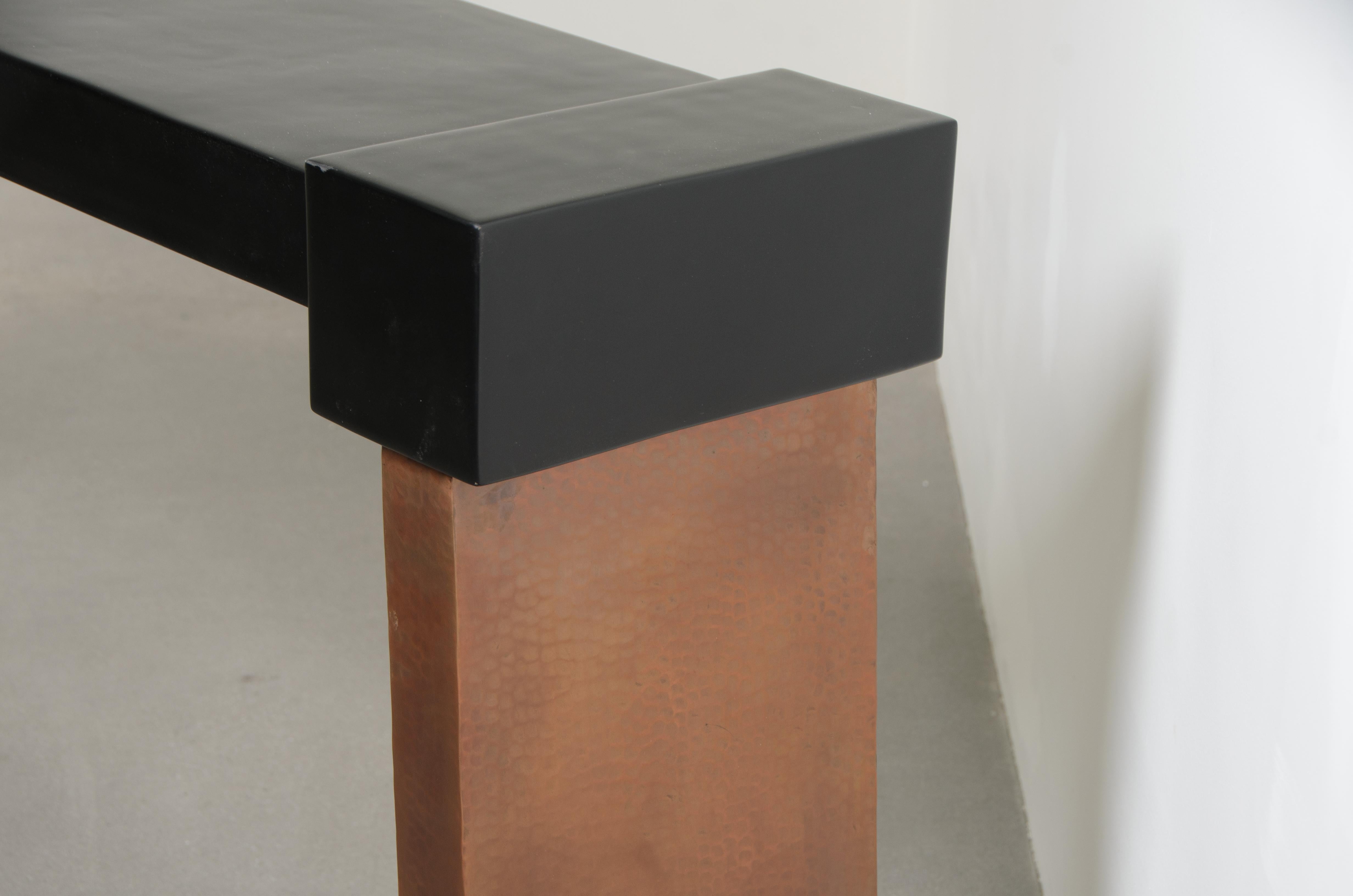 Fatto a mano Console in stile Ching in lacca nera e rame anticato di Robert Kuo in vendita