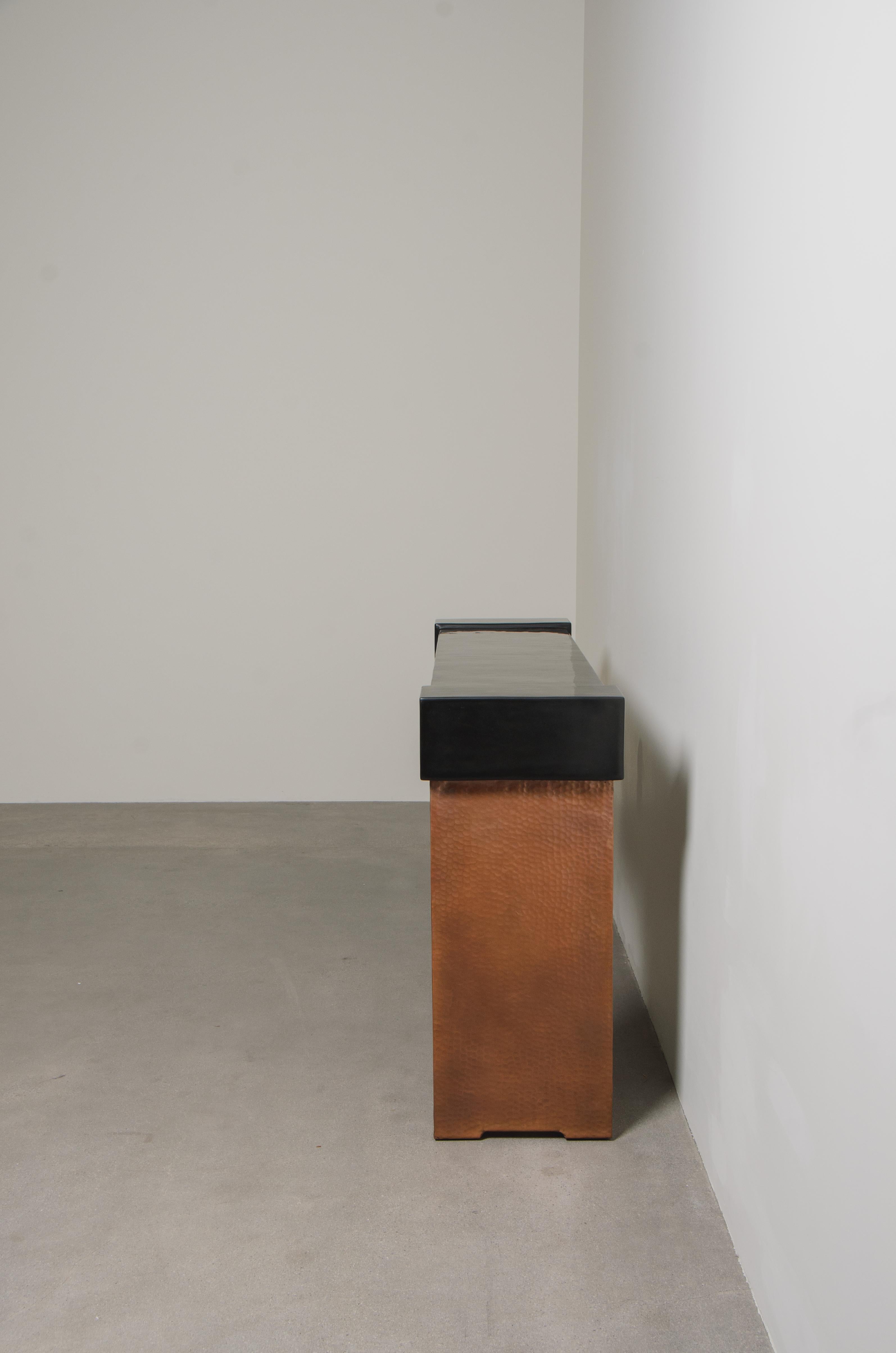 Console in stile Ching in lacca nera e rame anticato di Robert Kuo In condizioni Nuovo in vendita a Los Angeles, CA