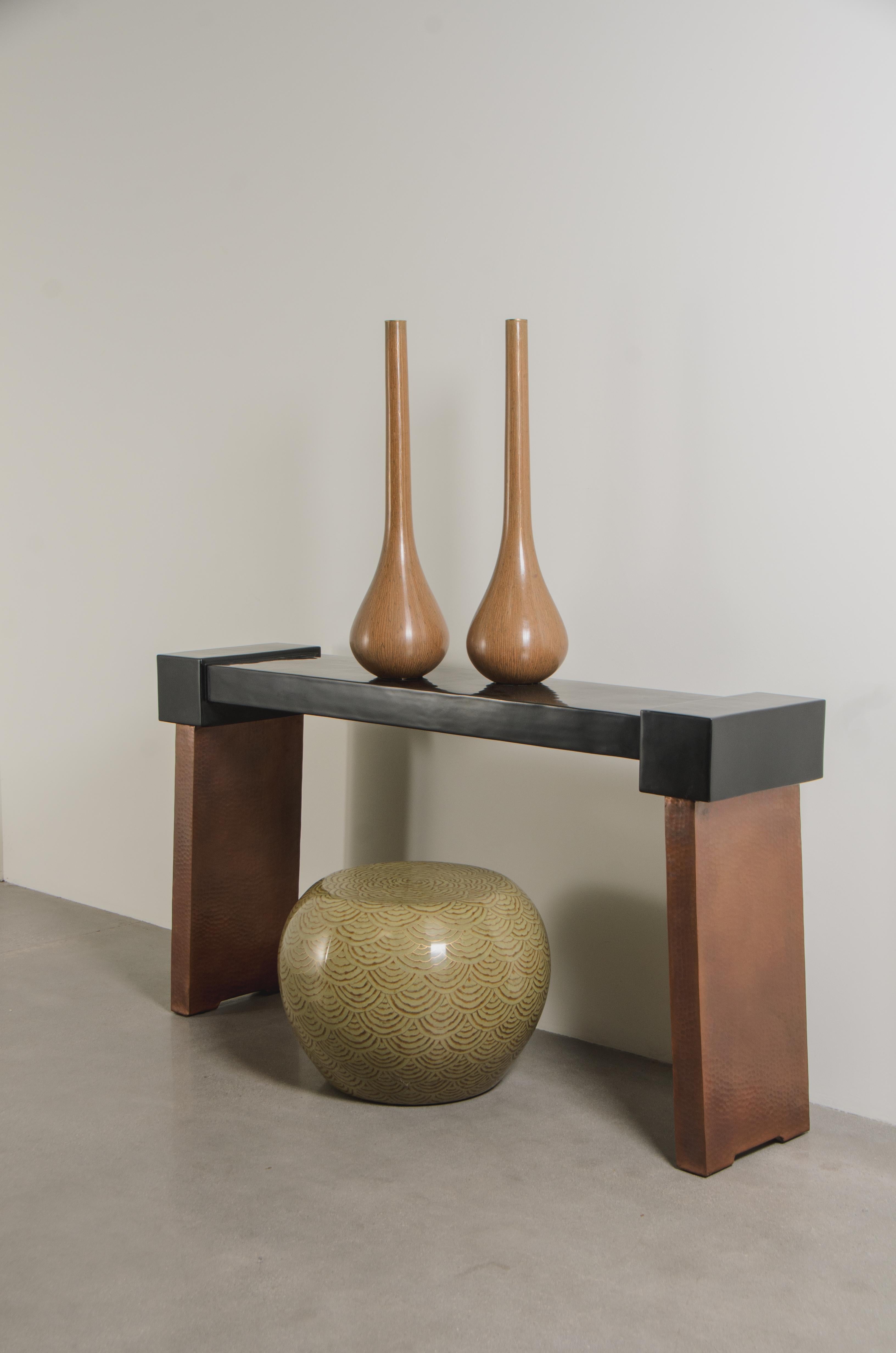 XXI secolo e contemporaneo Console in stile Ching in lacca nera e rame anticato di Robert Kuo in vendita